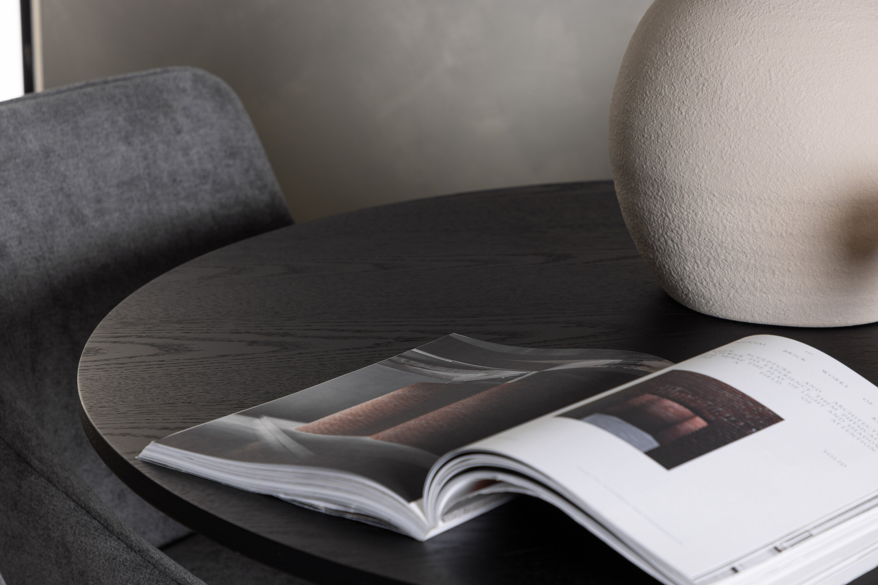 Bootcut, Rosie ensemble repas rond noir, gris Table : ⌀110 Chaise : 60 x 88 x 55 cm en situation dans une pièce décorée