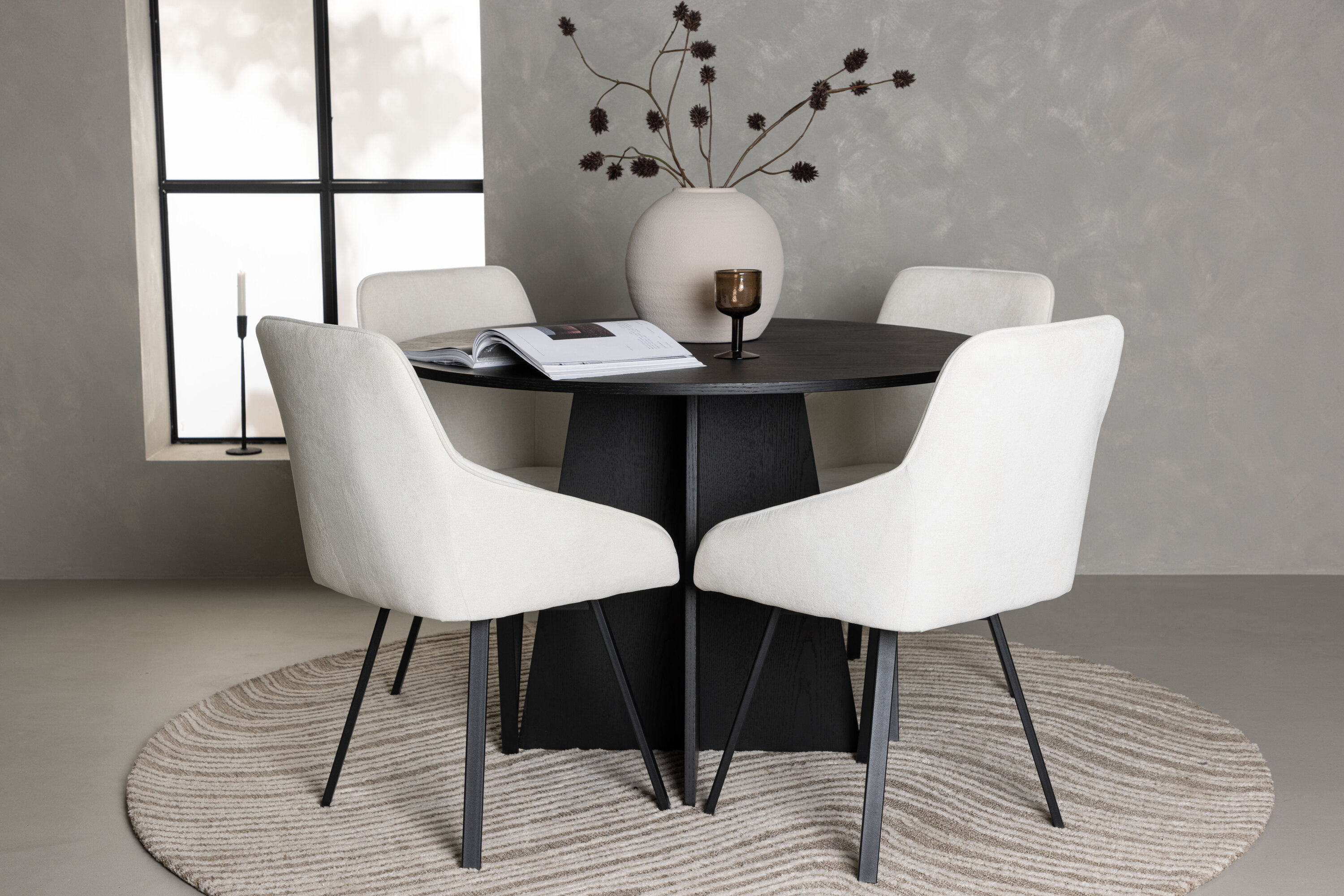Rosie ensemble repas rond noir, beige Table : ⌀110 Chaise : 60 x 88 x 55 cm en situation dans une pièce décorée