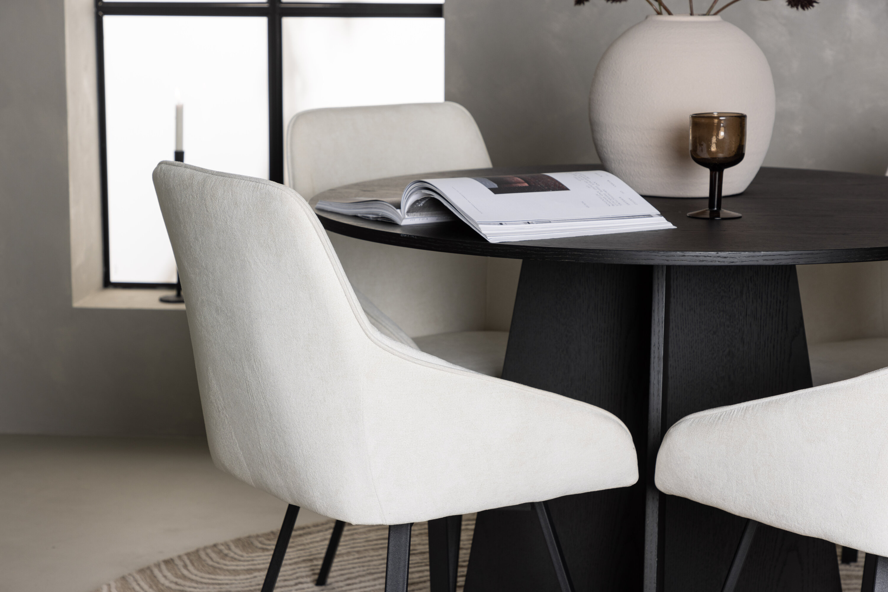 Rosie ensemble repas rond noir, beige Table : ⌀110 Chaise : 60 x 88 x 55 cm en situation dans une pièce décorée