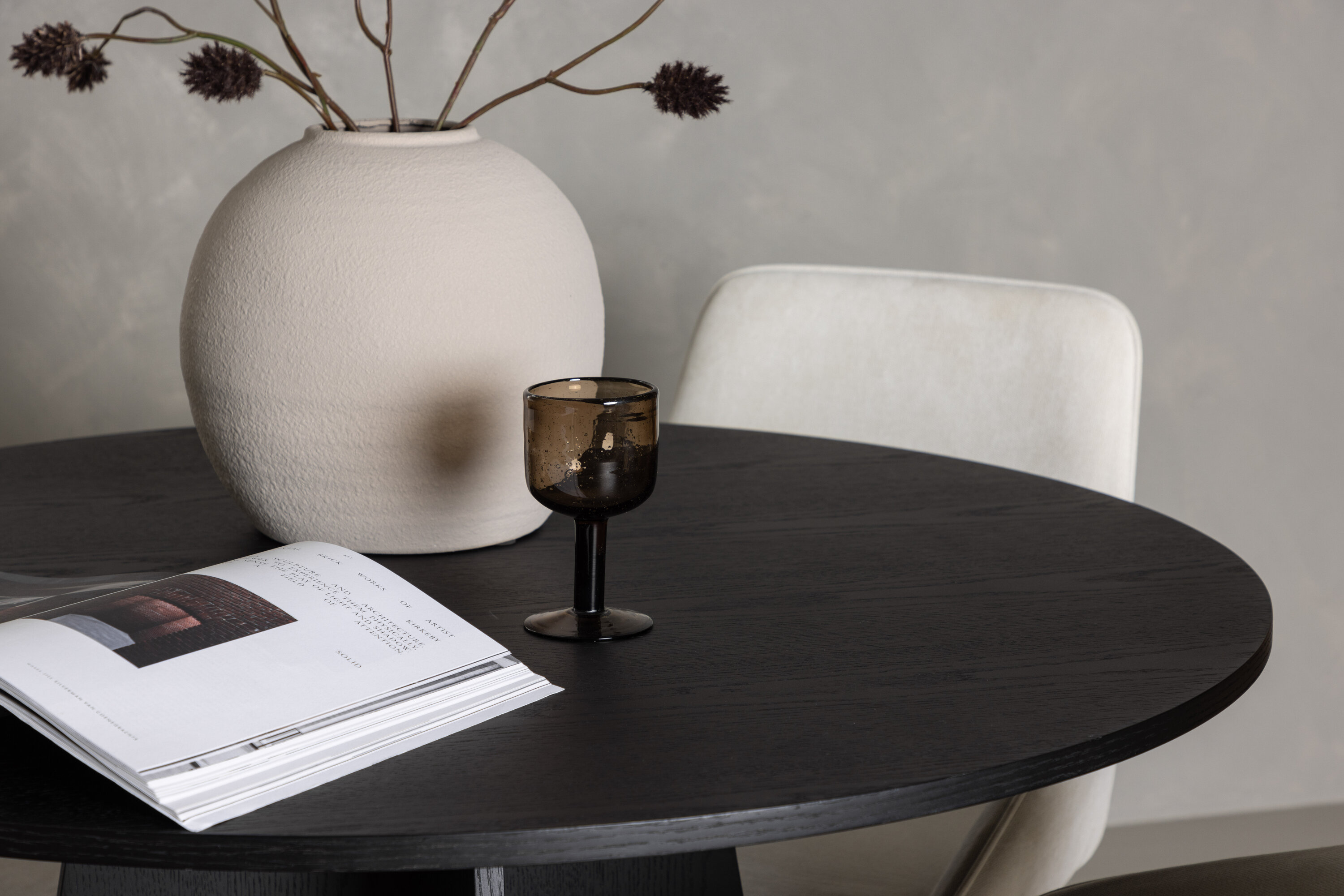 Rosie ensemble repas rond noir, beige Table : ⌀110 Chaise : 60 x 88 x 55 cm en situation dans une pièce décorée