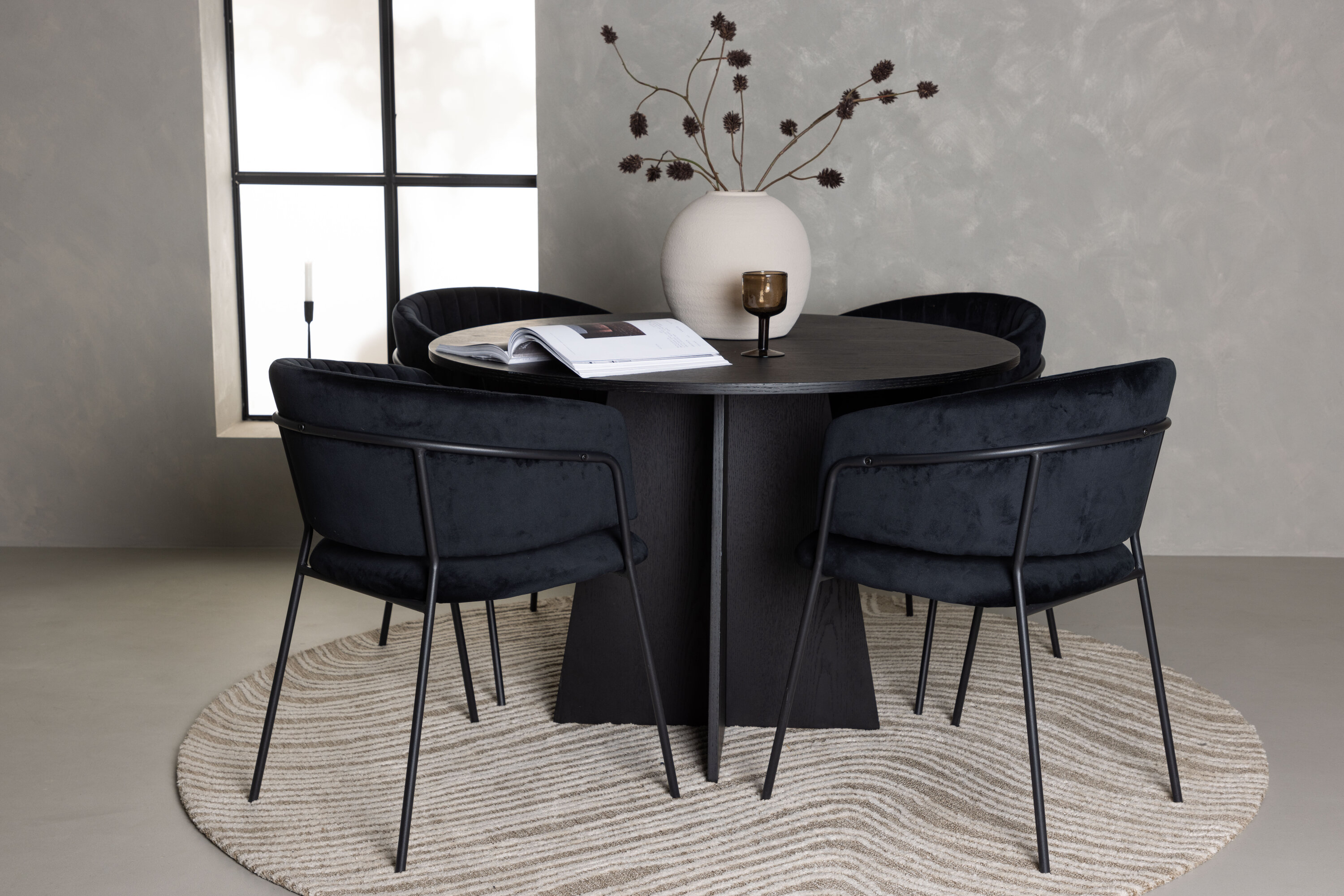 Bootcut, Selma ensemble repas rond noir Table : ⌀110 Chaise : 58 x 82 x 54 cm en situation dans une pièce décorée