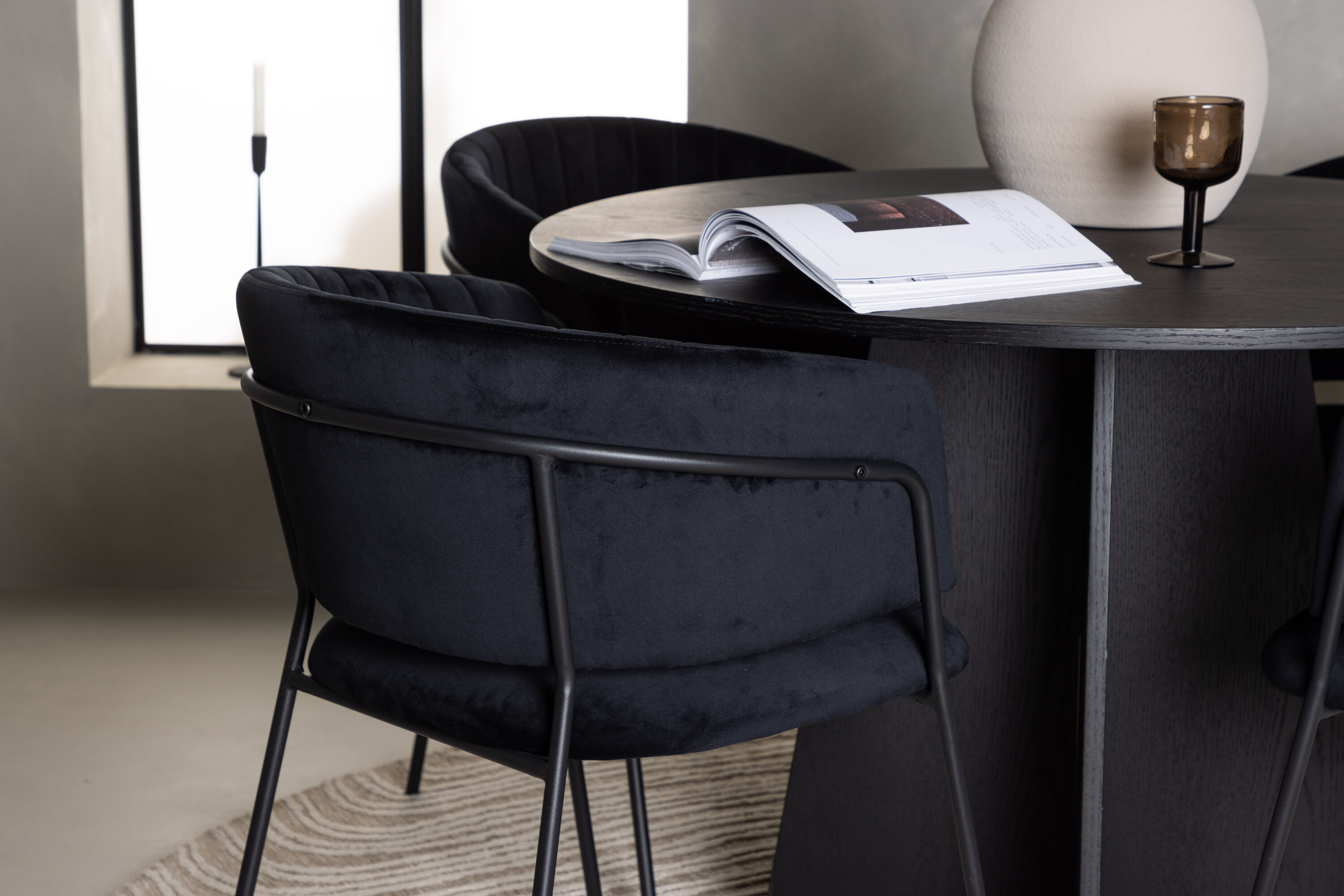 Bootcut, Selma ensemble repas rond noir Table : ⌀110 Chaise : 58 x 82 x 54 cm en situation dans une pièce décorée