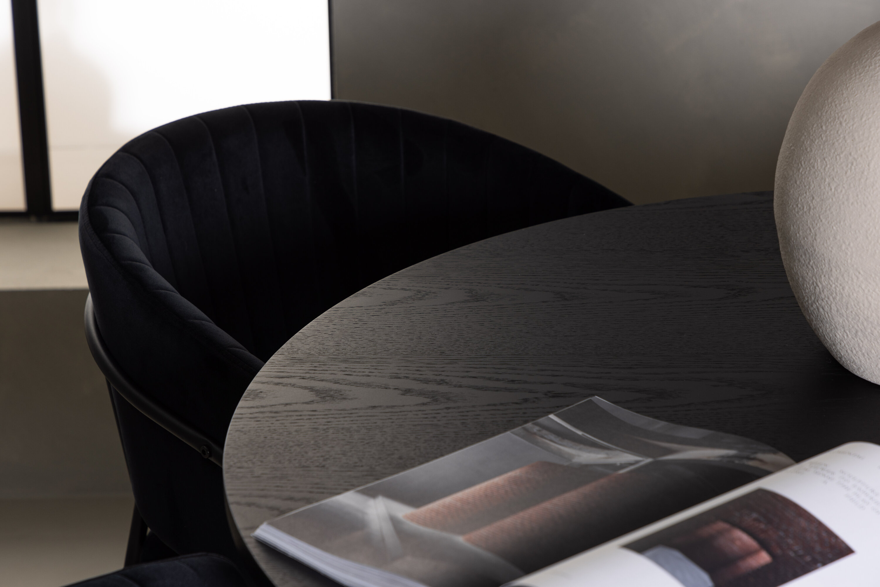 Bootcut, Selma ensemble repas rond noir Table : ⌀110 Chaise : 58 x 82 x 54 cm en situation dans une pièce décorée
