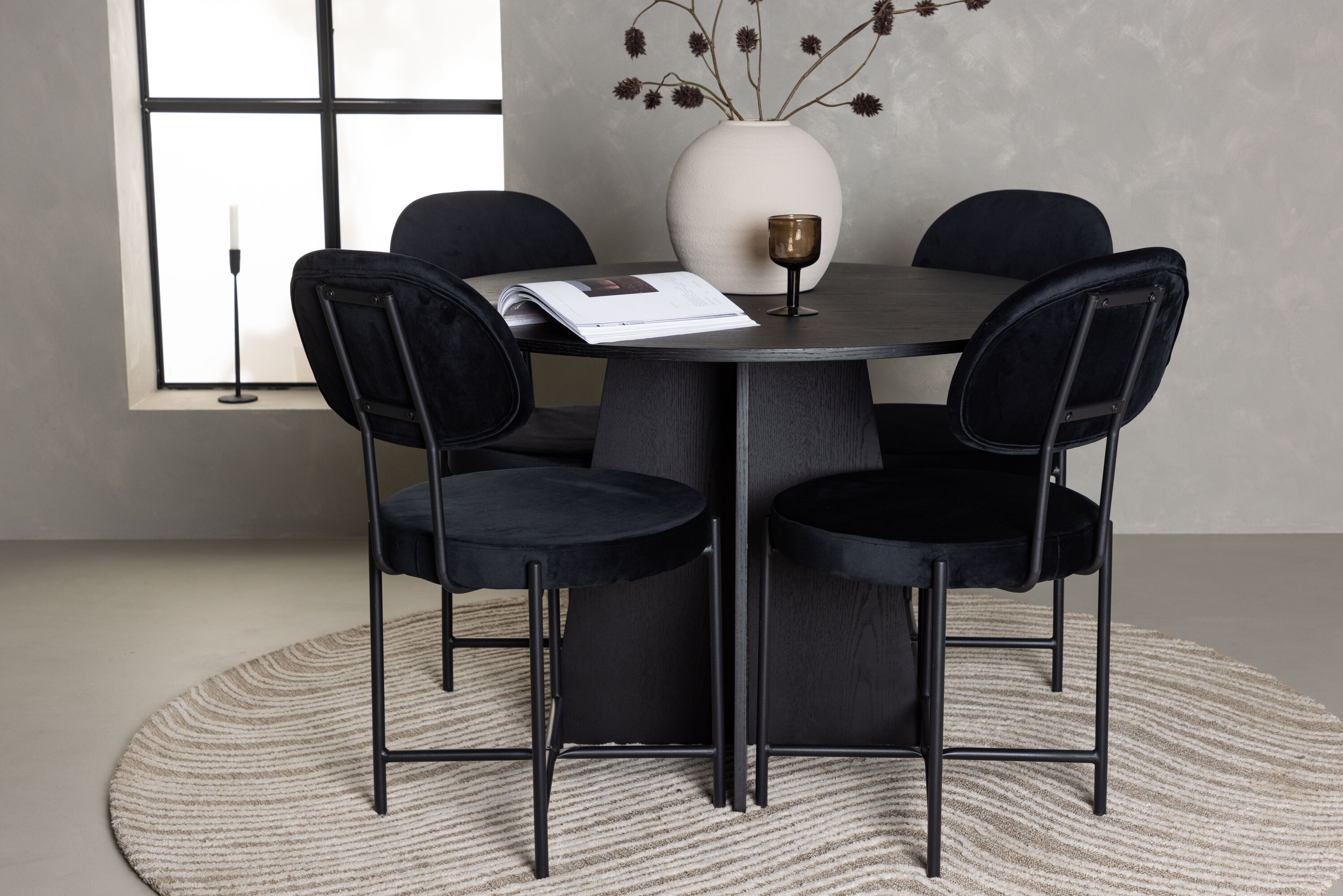 Bootcut, Stella ensemble repas rond noir Table : ⌀110 Chaise : 60 x 89 x 50 cm en situation dans une pièce décorée
