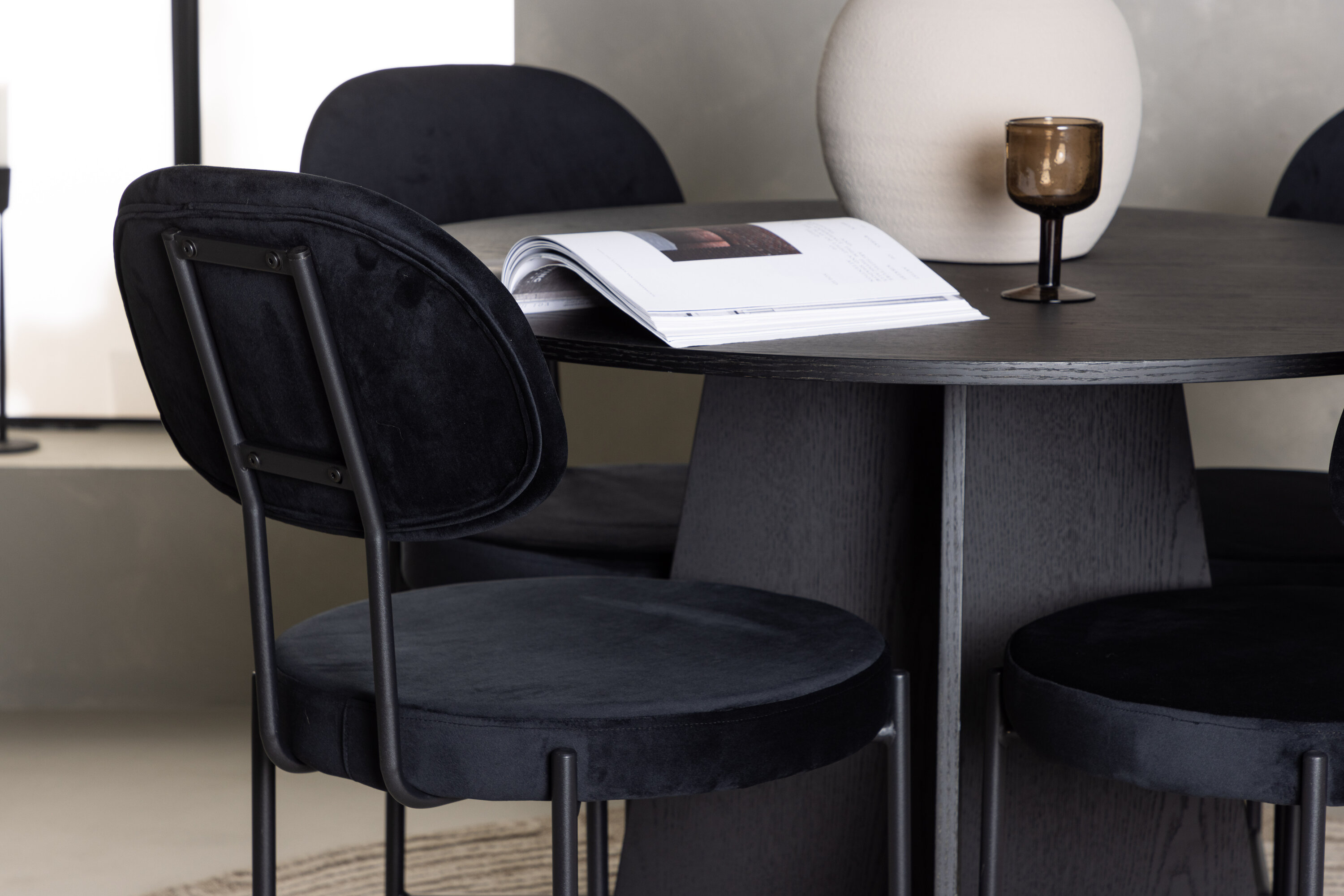 Bootcut, Stella ensemble repas rond noir Table : ⌀110 Chaise : 60 x 89 x 50 cm en situation dans une pièce décorée