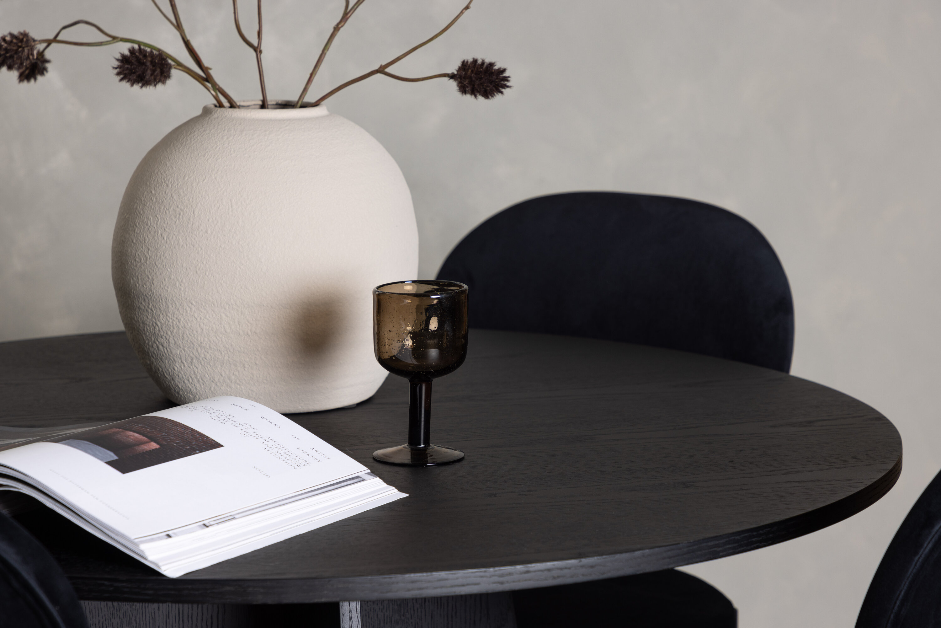 Bootcut, Stella ensemble repas rond noir Table : ⌀110 Chaise : 60 x 89 x 50 cm en situation dans une pièce décorée