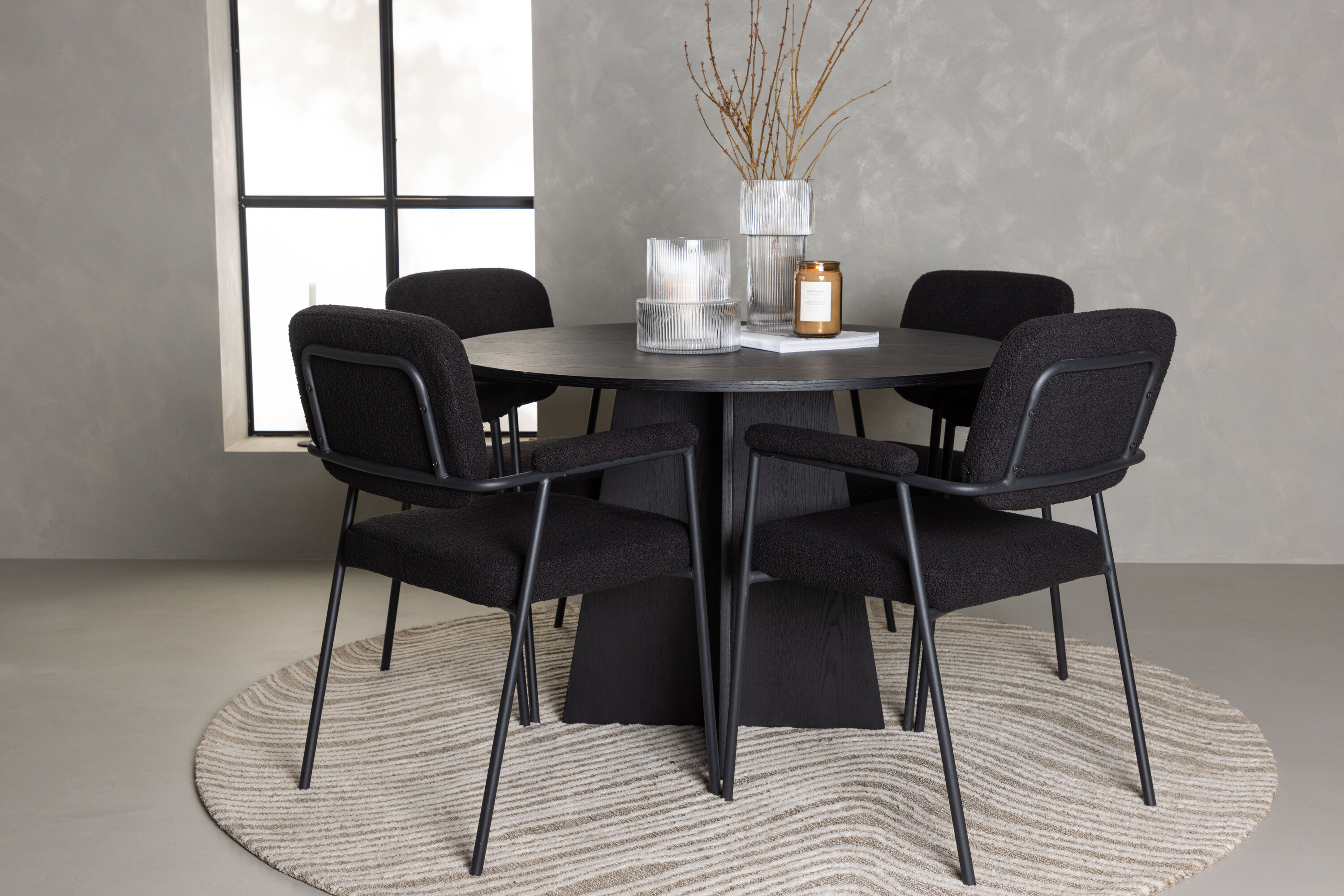 Bootcut, Yesterday ensemble repas rond noir Table : ⌀110 Chaise : 60,5 x 90 x 58 cm en situation dans une pièce décorée