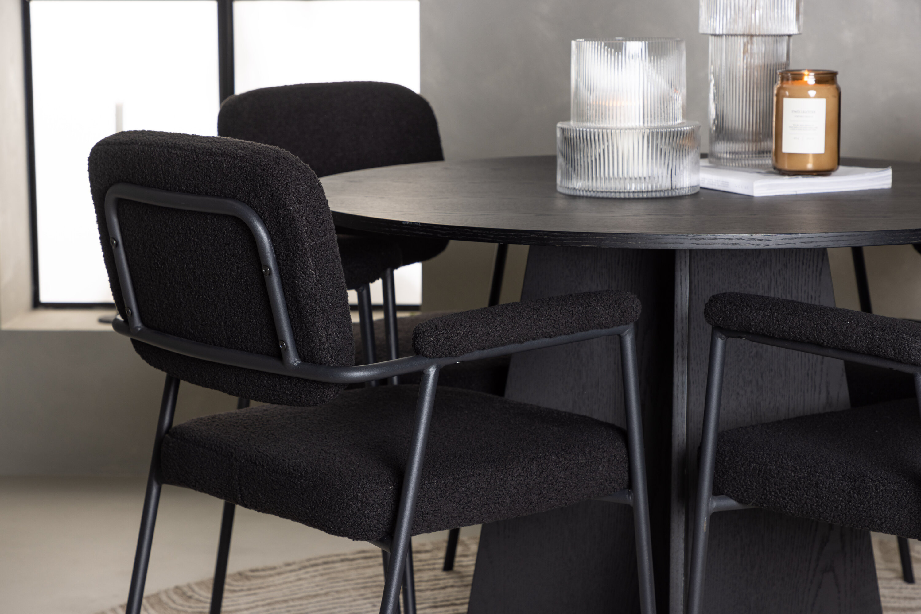 Bootcut, Yesterday ensemble repas rond noir Table : ⌀110 Chaise : 60,5 x 90 x 58 cm en situation dans une pièce décorée