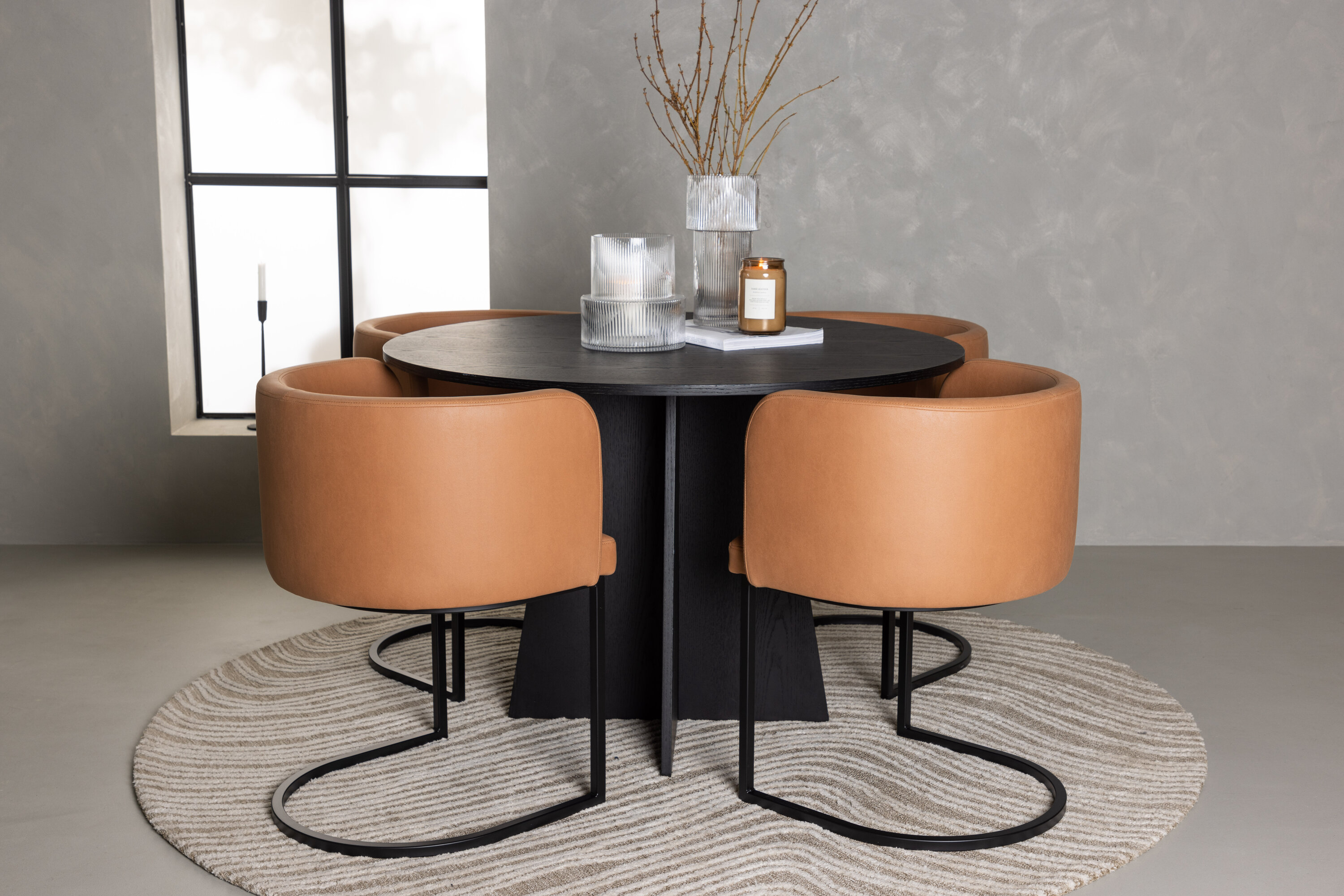 Bootcut, Simrishamn ensemble repas rond noir, marron Table : ⌀110 Chaise : 60 x 75 x 51 cm en situation dans une pièce décorée