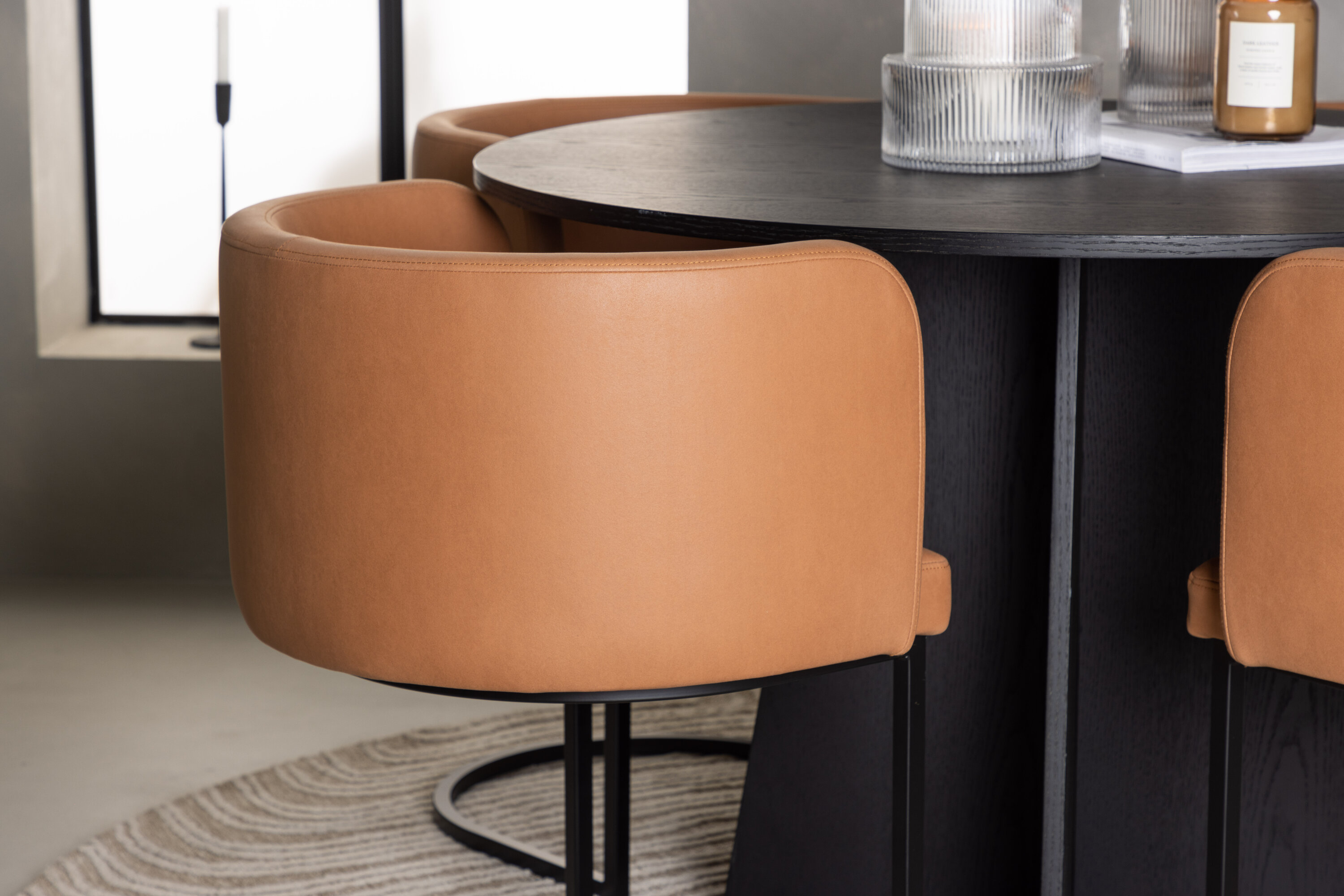 Bootcut, Simrishamn ensemble repas rond noir, marron Table : ⌀110 Chaise : 60 x 75 x 51 cm en situation dans une pièce décorée