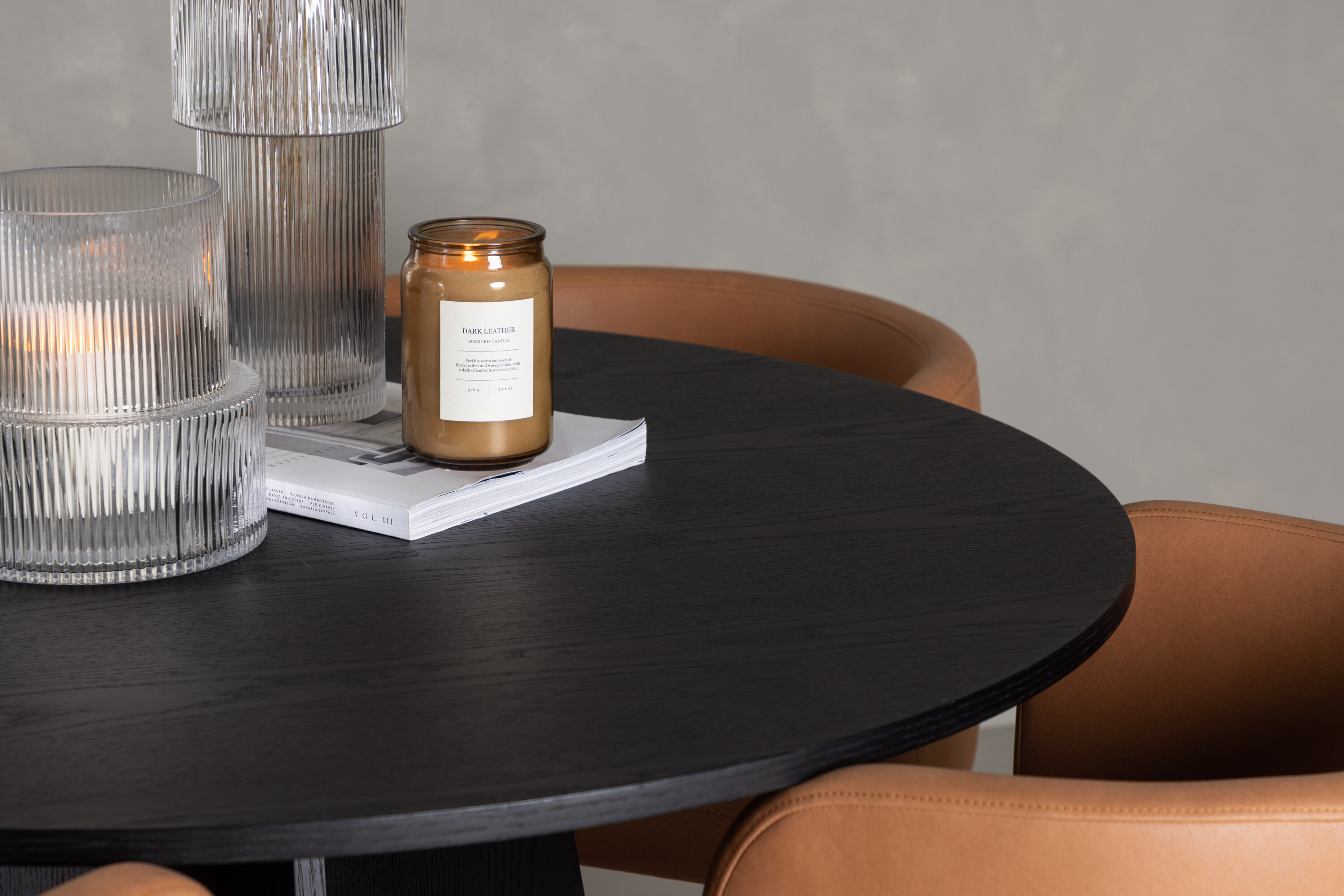 Bootcut, Simrishamn ensemble repas rond noir, marron Table : ⌀110 Chaise : 60 x 75 x 51 cm en situation dans une pièce décorée