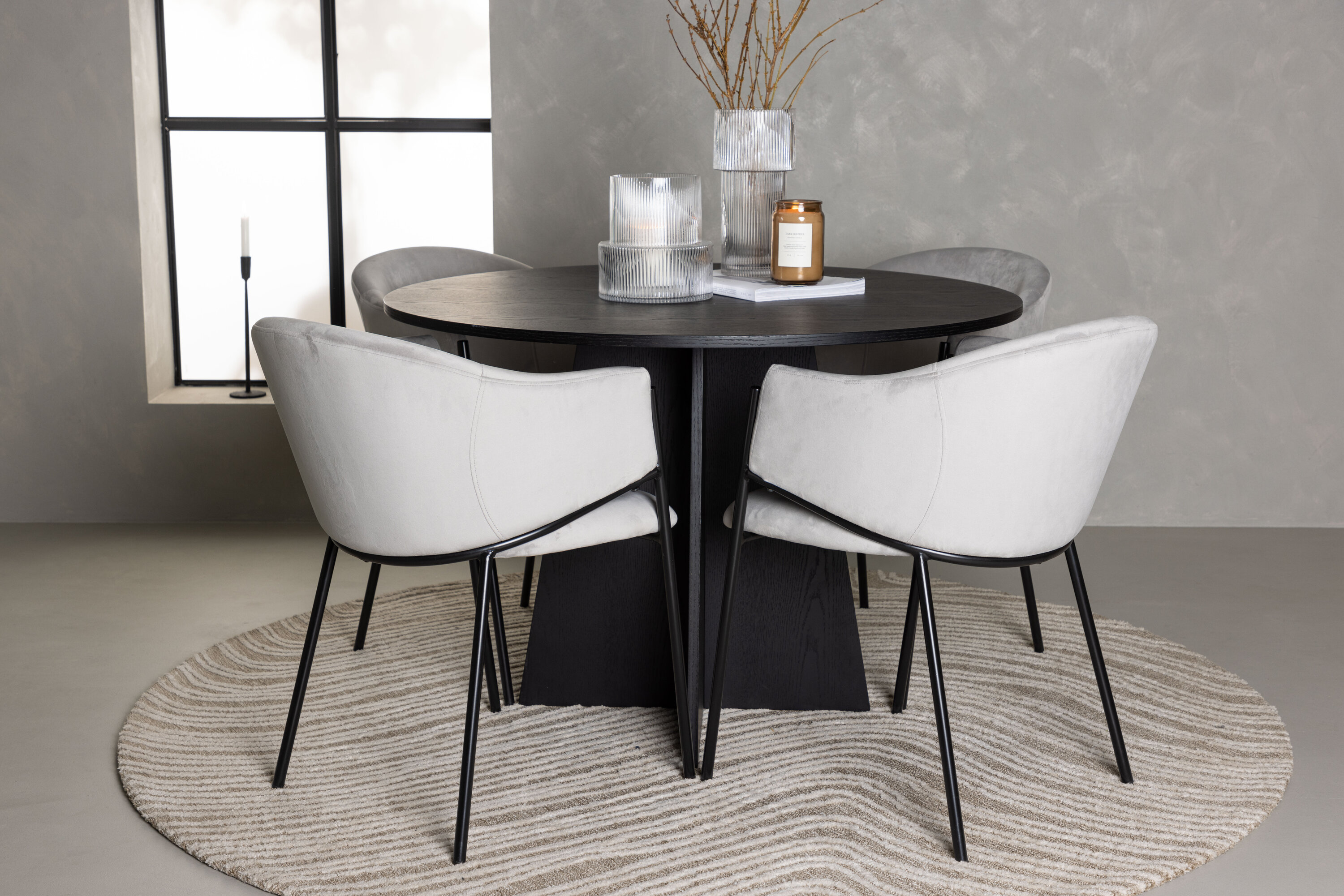 Bootcut, Evelina ensemble repas rond noir, gris Table : ⌀110 Chaise : 62 x 80 x 54 cm en situation dans une pièce décorée
