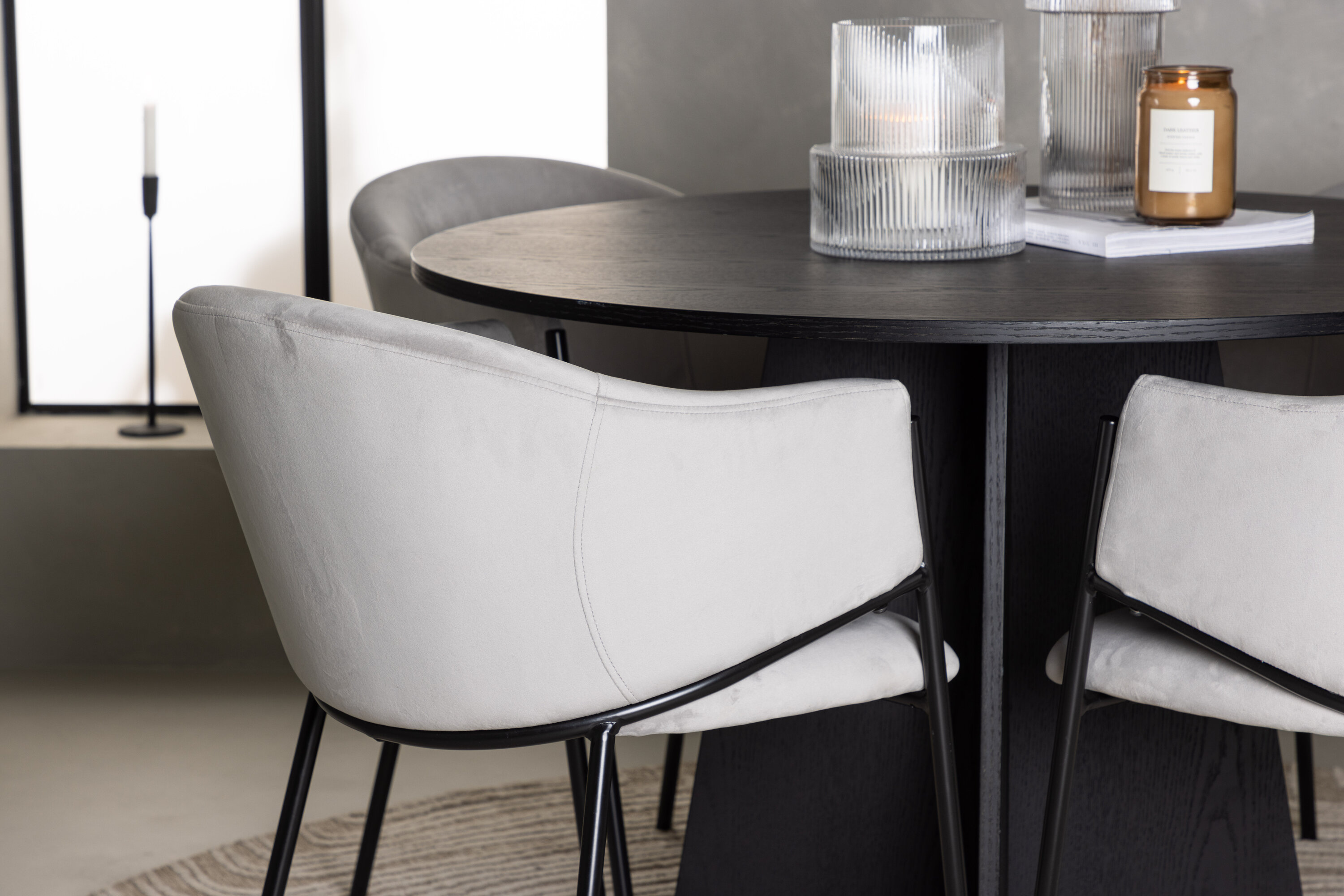 Bootcut, Evelina ensemble repas rond noir, gris Table : ⌀110 Chaise : 62 x 80 x 54 cm en situation dans une pièce décorée