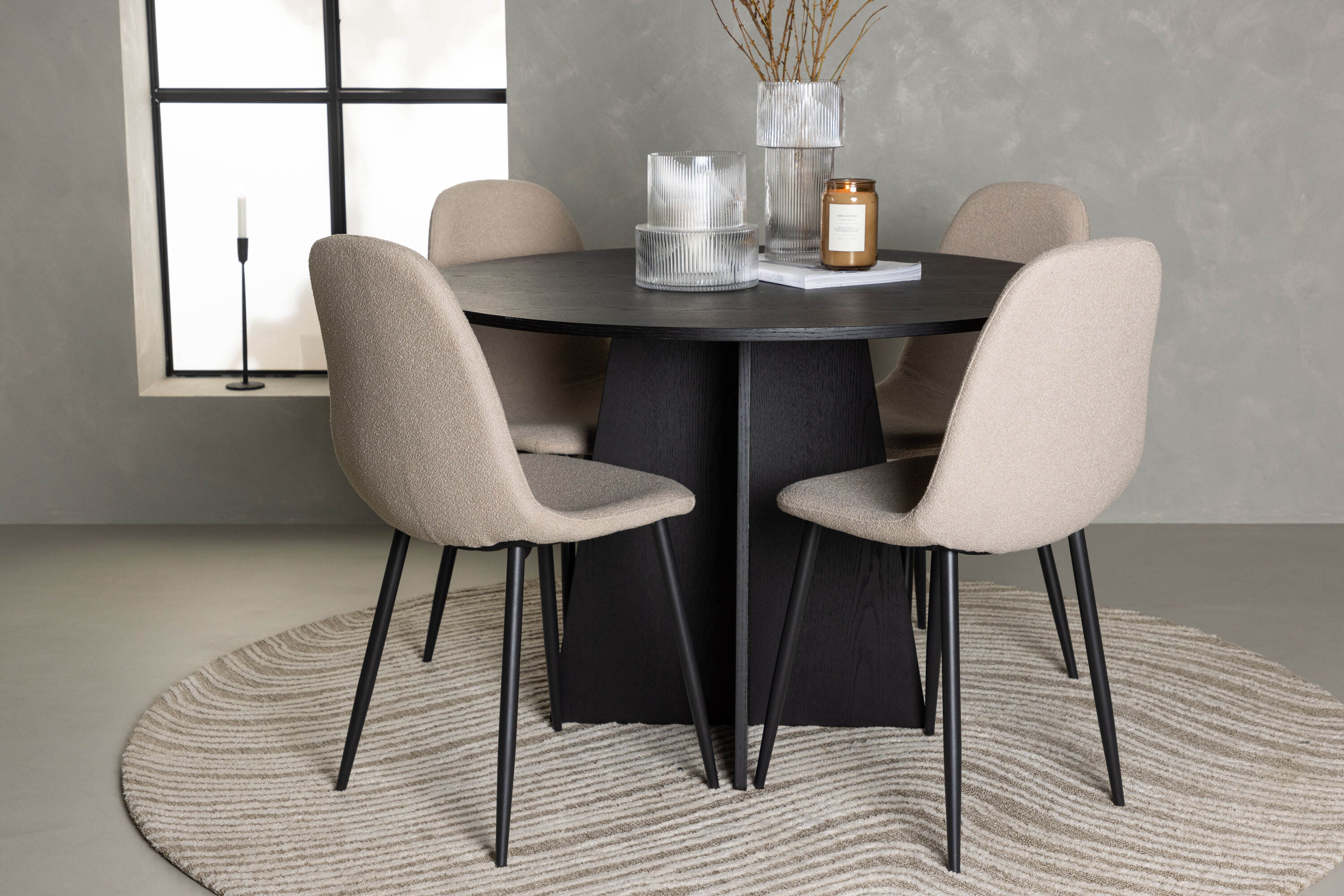 Bootcut, Polar ensemble repas rond noir, beige Table : ⌀110 Chaise : 52 x 90 x 45 cm en situation dans une pièce décorée