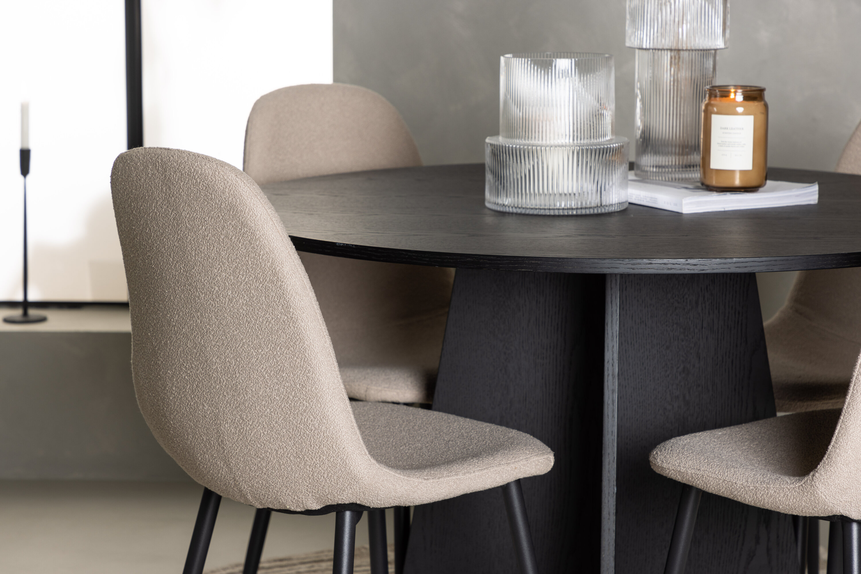 Bootcut, Polar ensemble repas rond noir, beige Table : ⌀110 Chaise : 52 x 90 x 45 cm en situation dans une pièce décorée