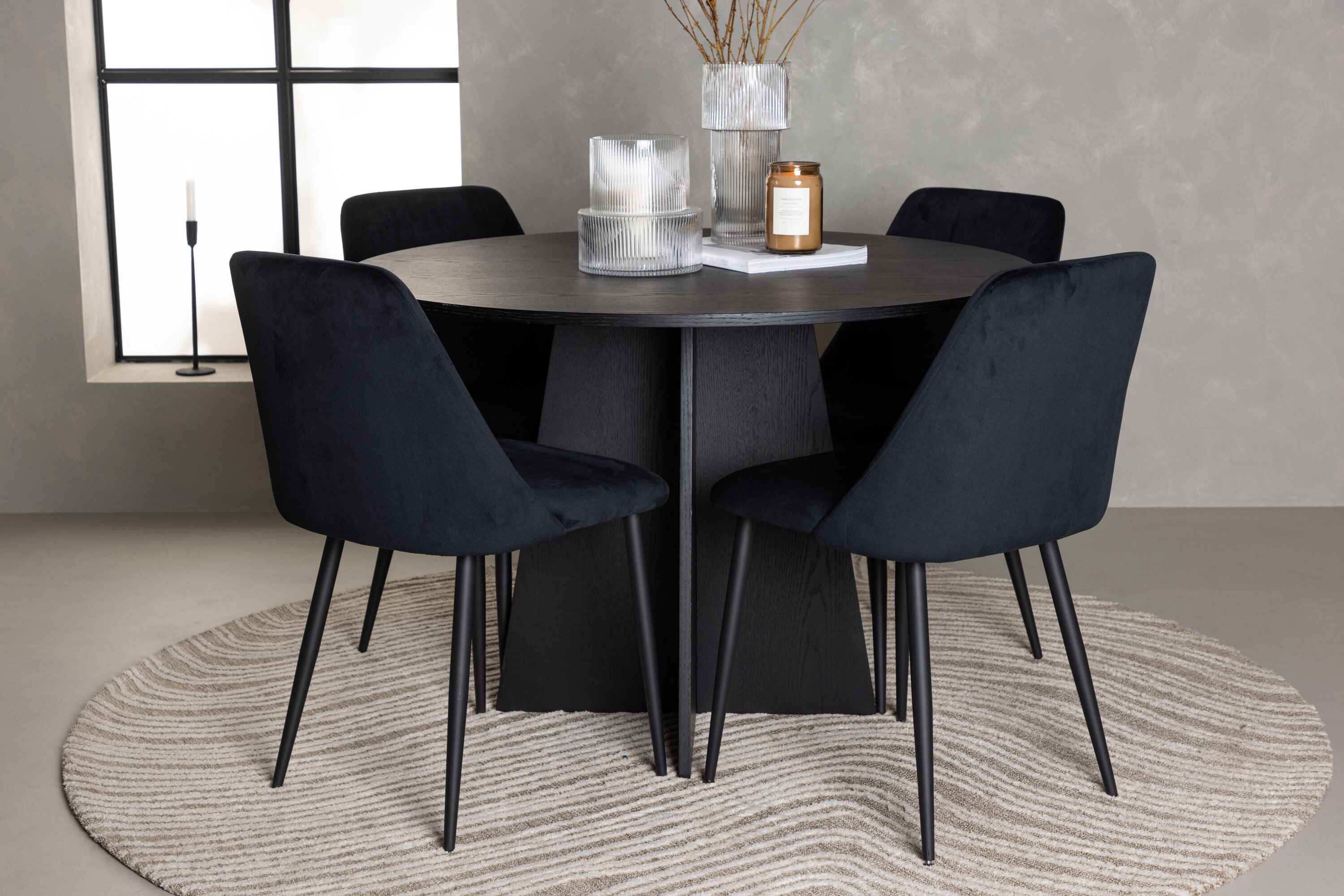 Bootcut, Night ensemble repas rond noir Table : ⌀110 Chaise : 56 x 87 x 49 cm en situation dans une pièce décorée