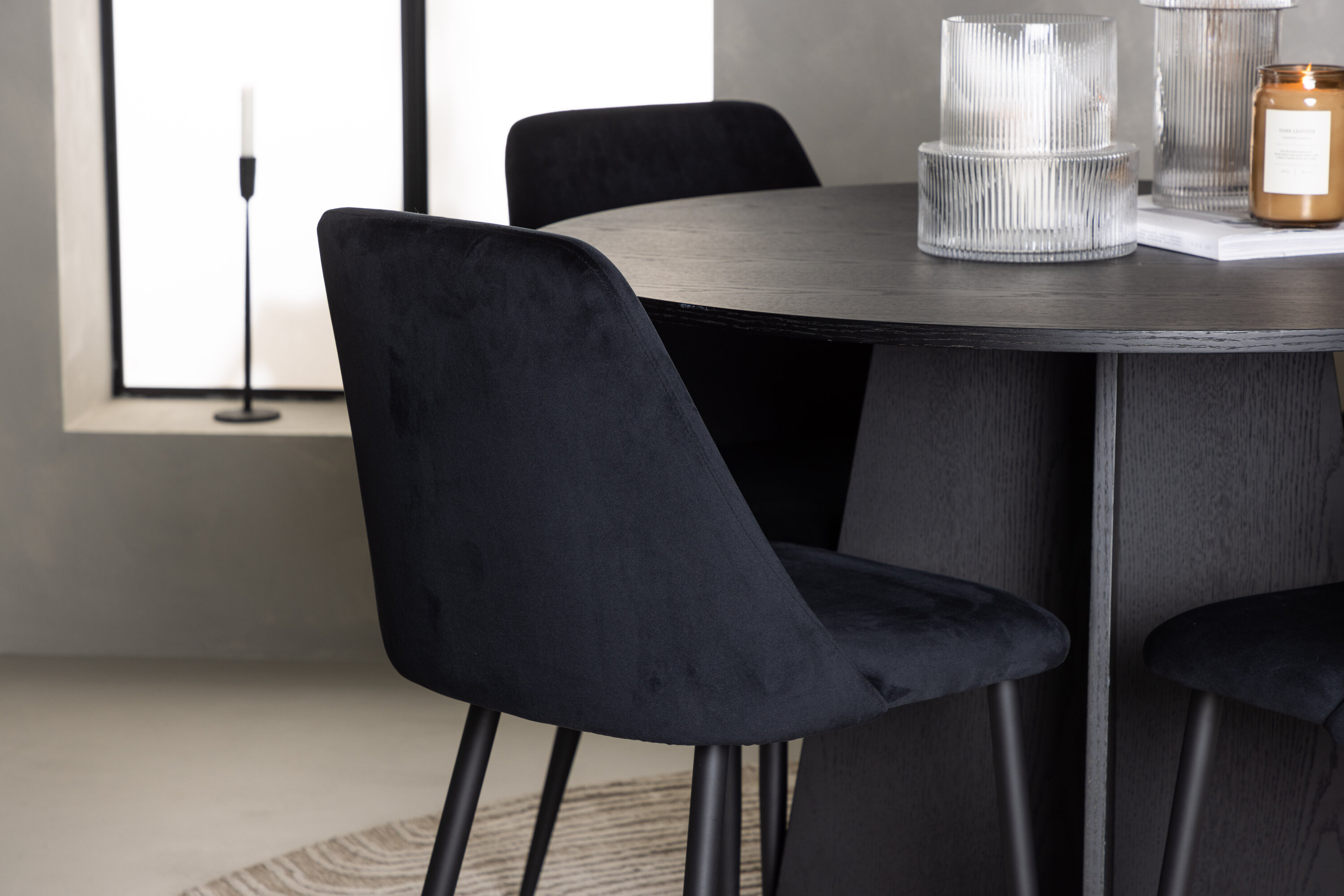 Bootcut, Night ensemble repas rond noir Table : ⌀110 Chaise : 56 x 87 x 49 cm en situation dans une pièce décorée