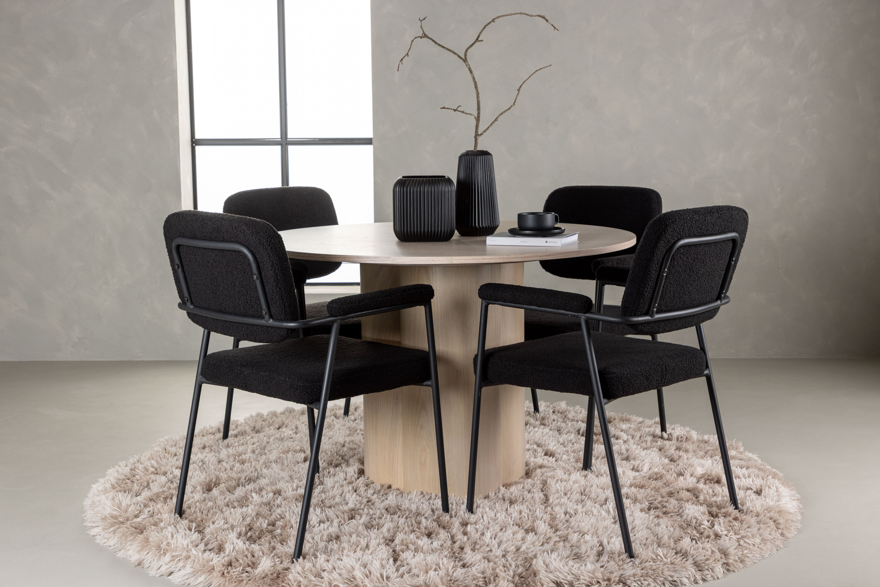 Olivia, Yesterday ensemble repas rond blanchi, noir Table : ⌀110 Chaise : 60,5 x 90 x 58 cm en situation dans une pièce décorée