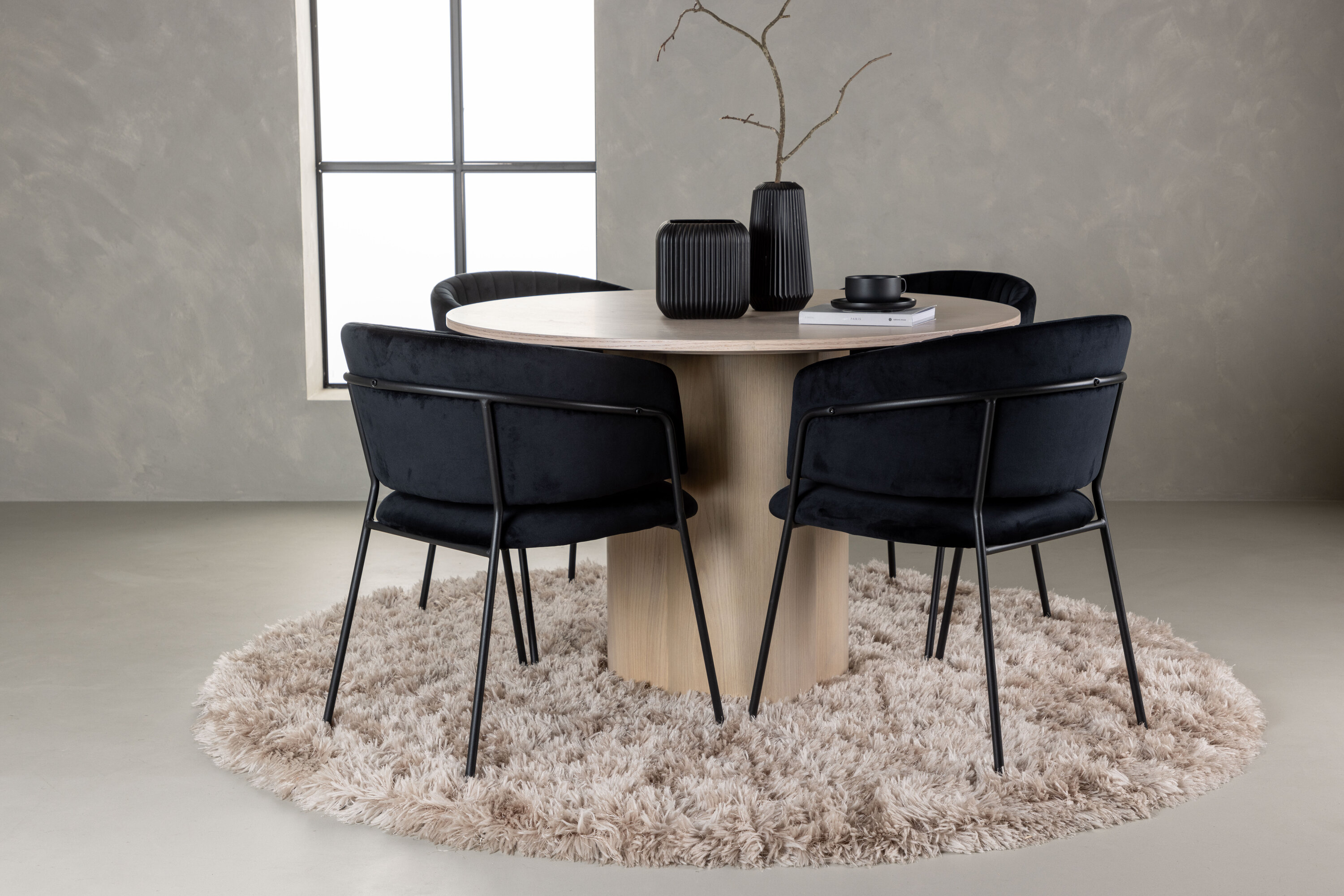 Olivia, Selma ensemble repas rond blanchi, noir Table : ⌀110 Chaise : 58 x 82 x 54 cm en situation dans une pièce décorée