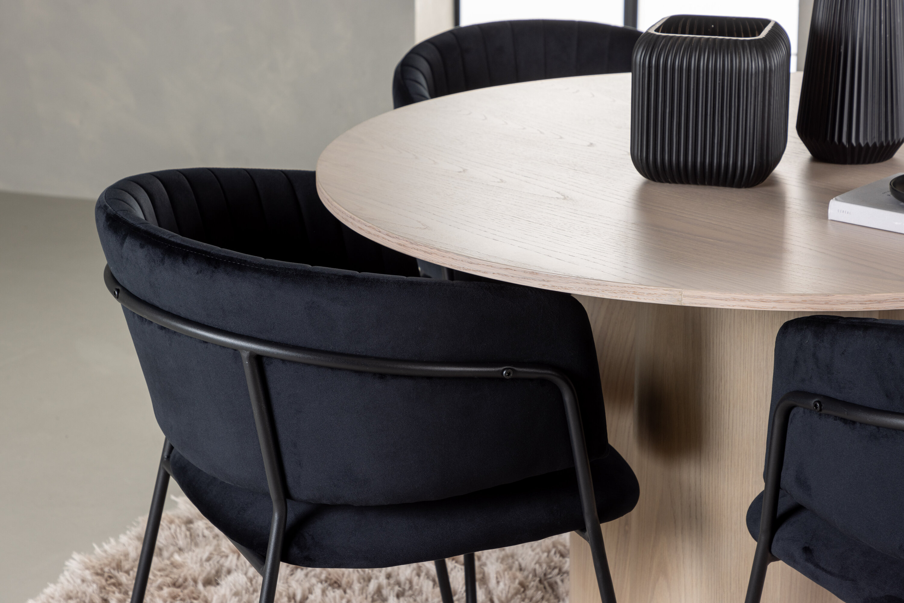 Olivia, Selma ensemble repas rond blanchi, noir Table : ⌀110 Chaise : 58 x 82 x 54 cm en situation dans une pièce décorée