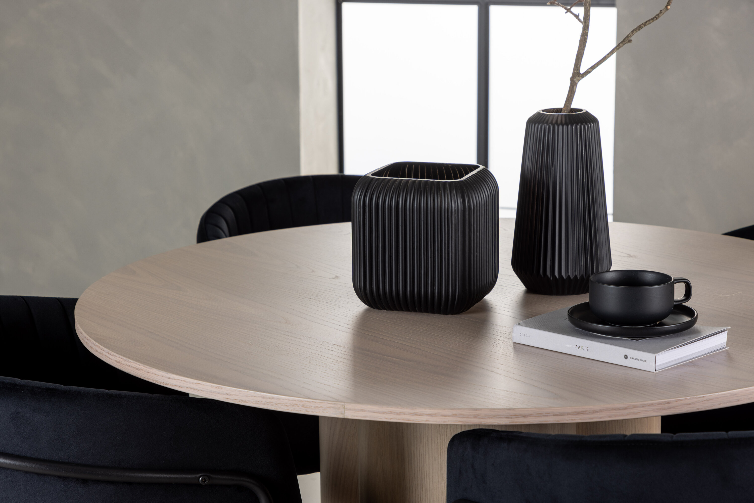 Olivia, Selma ensemble repas rond blanchi, noir Table : ⌀110 Chaise : 58 x 82 x 54 cm en situation dans une pièce décorée