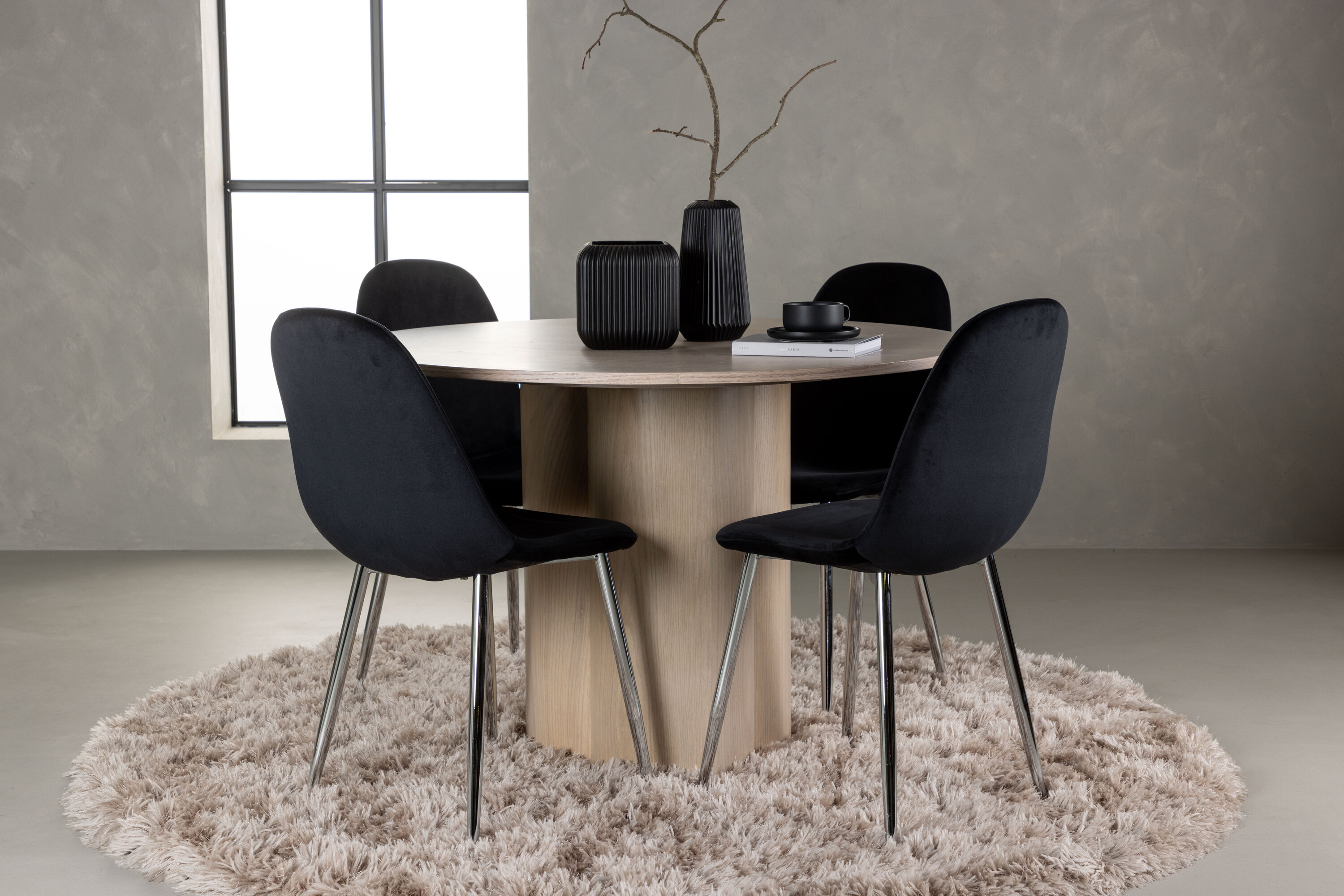 Olivia, Polar ensemble repas rond blanchi, noir, argenté Table : ⌀110 Chaise : 52 x 90 x 45 cm en situation dans une pièce décorée