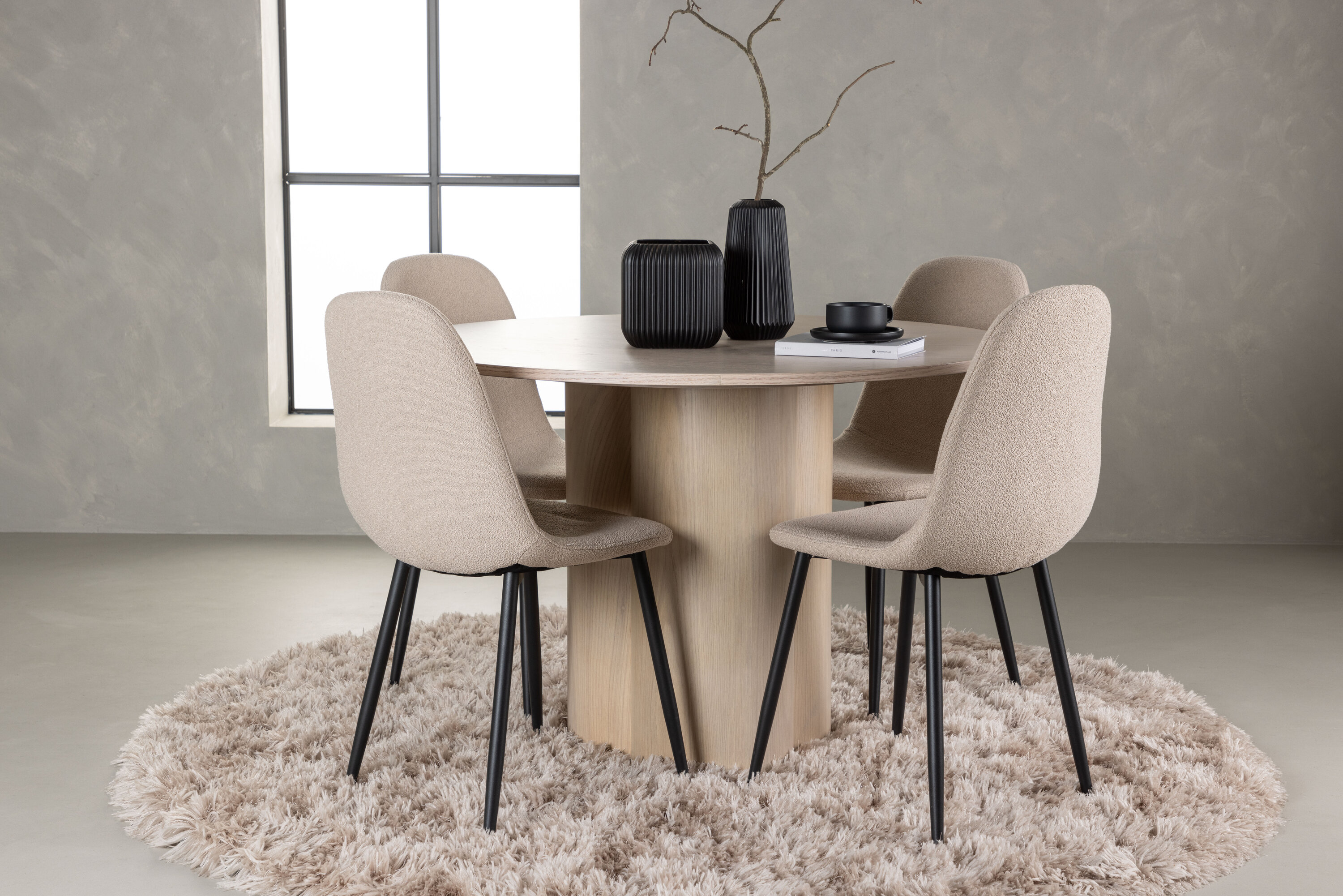 Olivia, Polar ensemble repas rond blanchi, beige, noir Table : ⌀110 Chaise : 52 x 90 x 45 cm en situation dans une pièce décorée