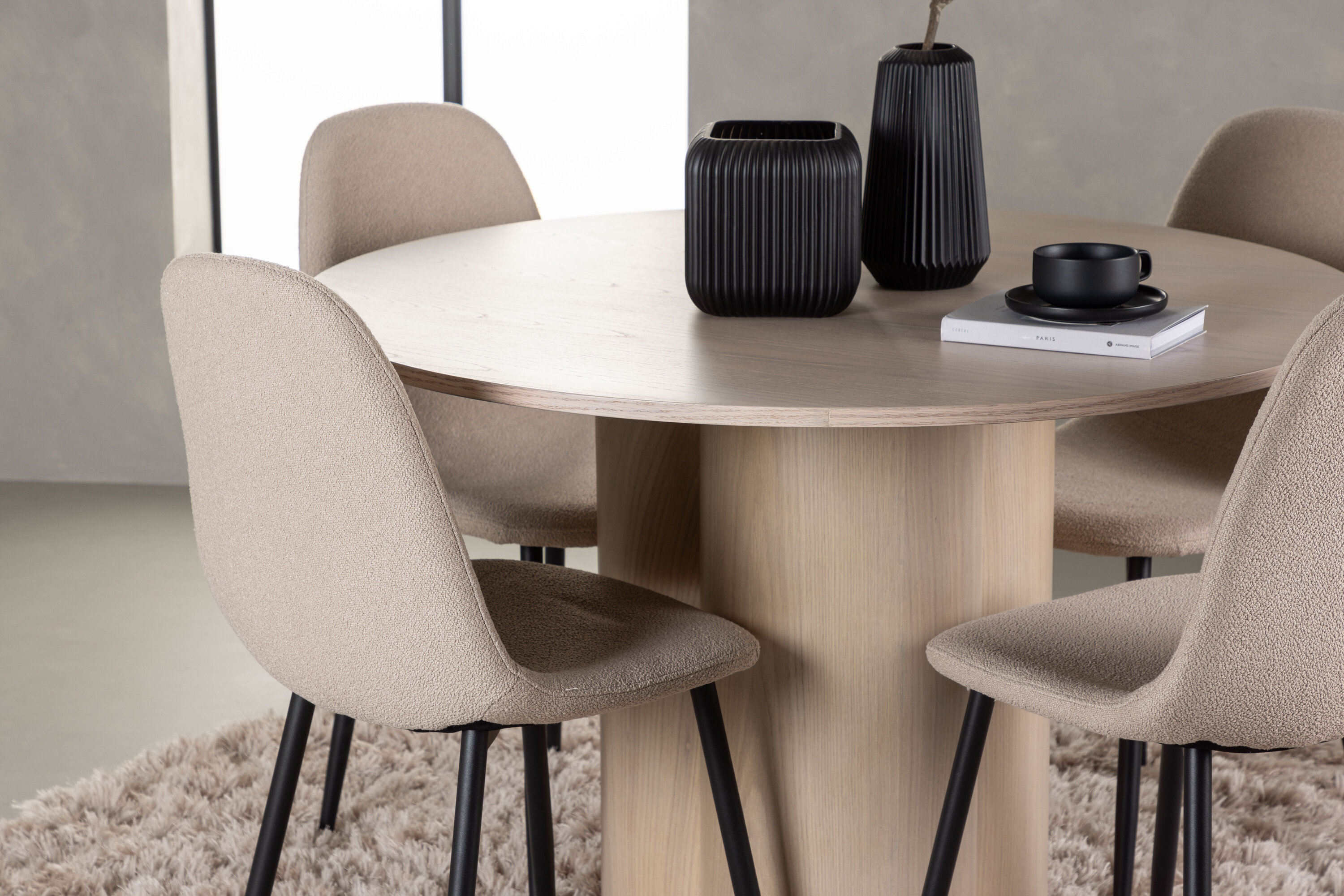 Olivia, Polar ensemble repas rond blanchi, beige, noir Table : ⌀110 Chaise : 52 x 90 x 45 cm en situation dans une pièce décorée