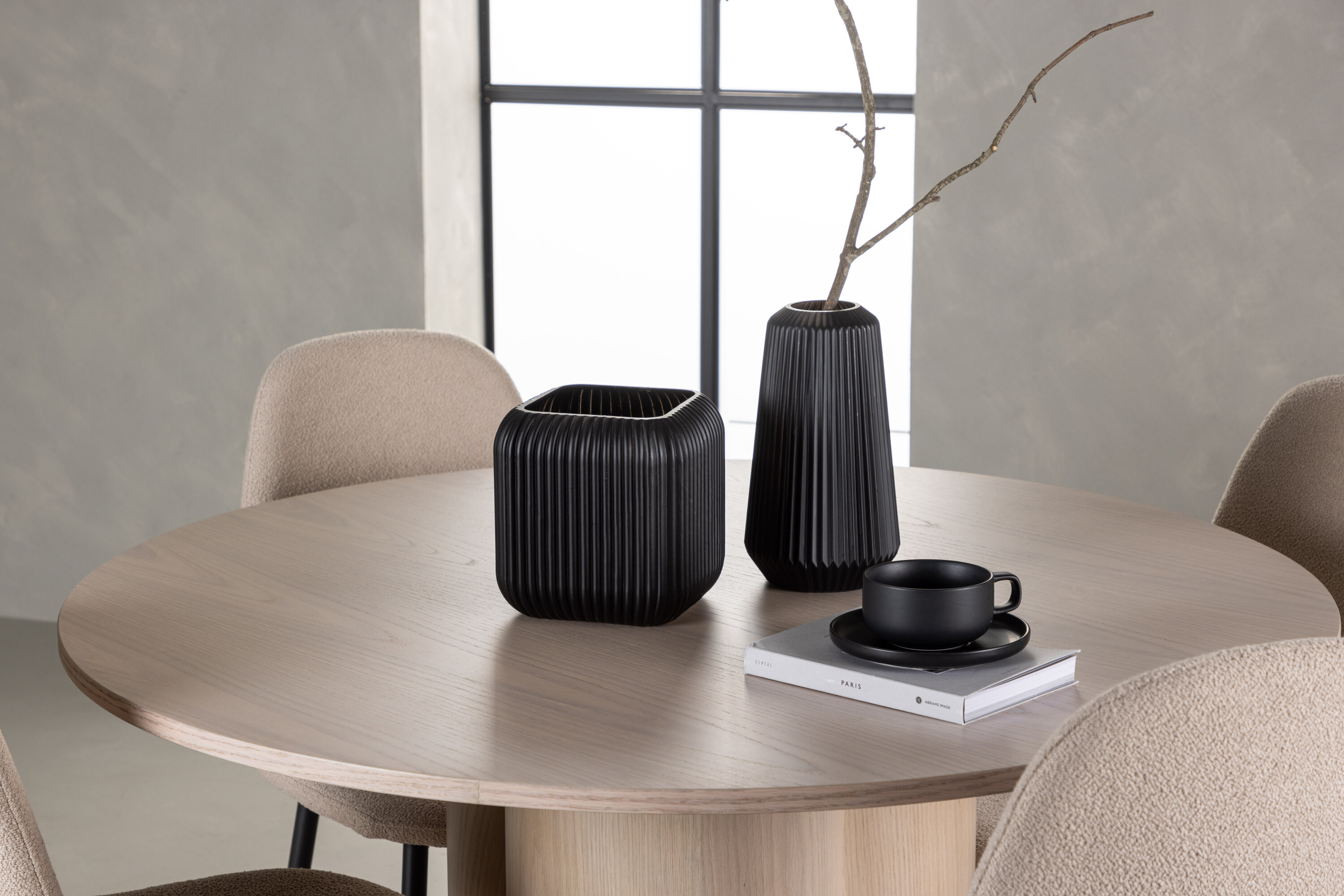 Olivia, Polar ensemble repas rond blanchi, beige, noir Table : ⌀110 Chaise : 52 x 90 x 45 cm en situation dans une pièce décorée