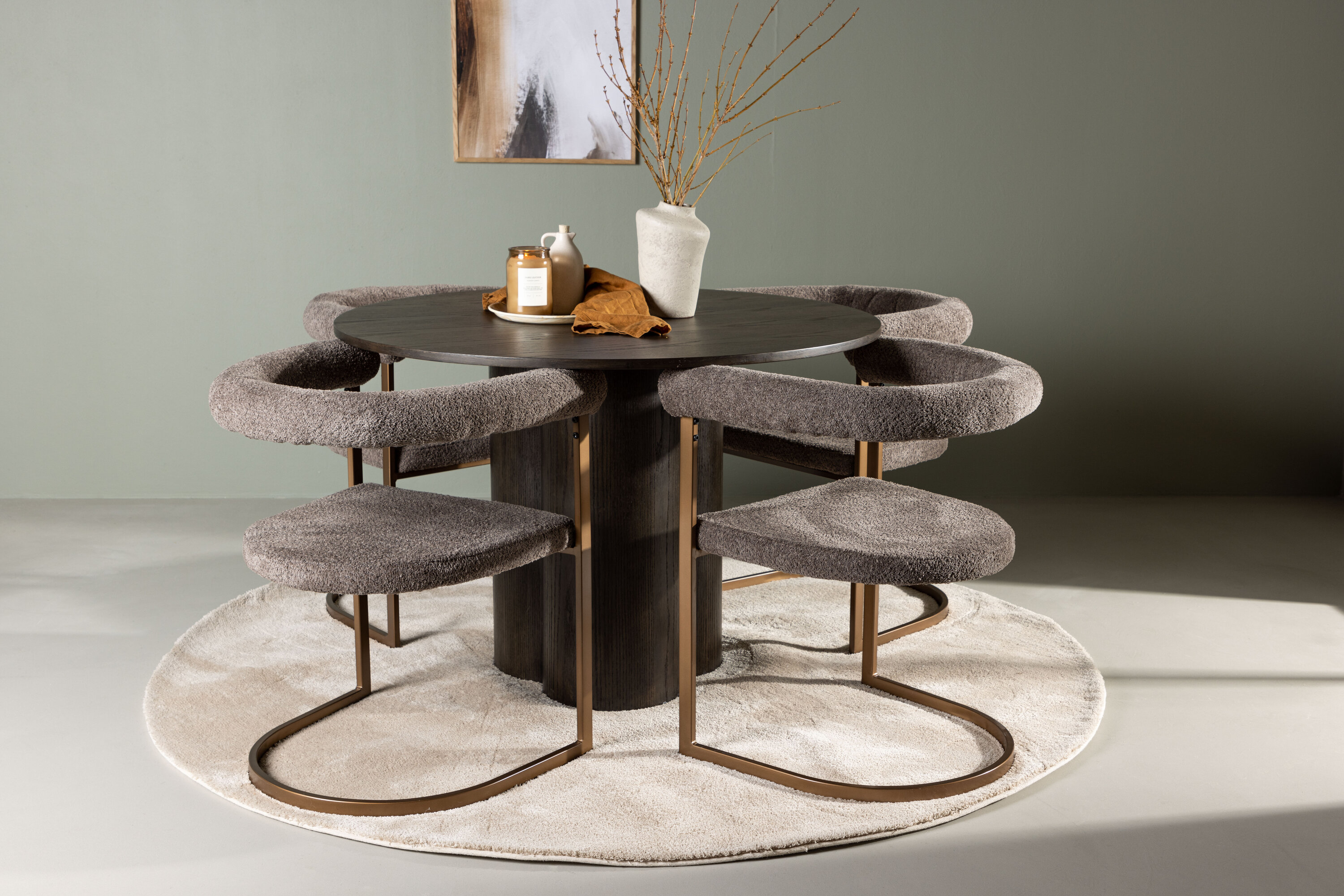 Olivia, Morning ensemble repas rond moka, gris, marron Table : ⌀110 Chaise : 54 x 75 x 65 cm en situation dans une pièce décorée