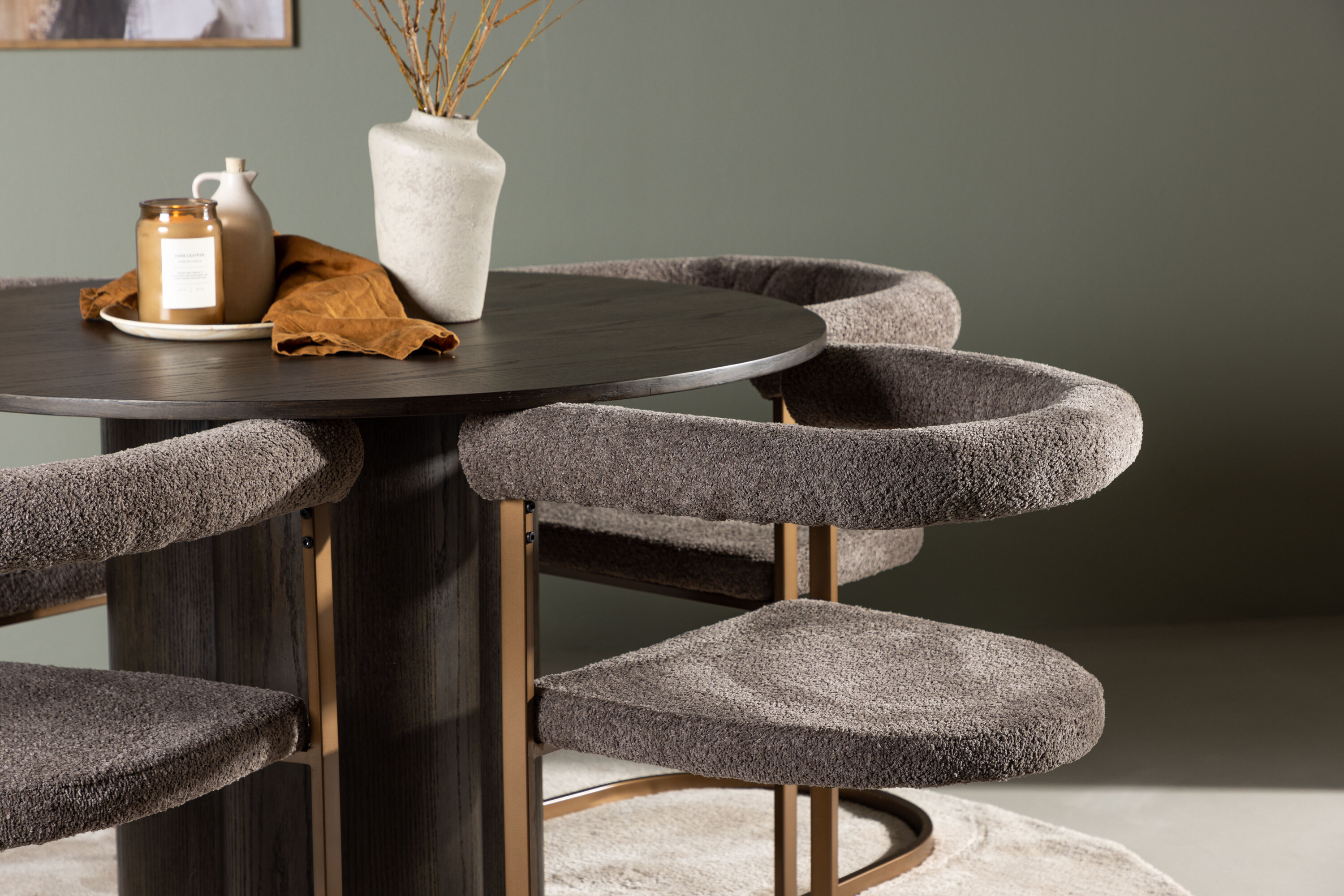 Olivia, Morning ensemble repas rond moka, gris, marron Table : ⌀110 Chaise : 54 x 75 x 65 cm en situation dans une pièce décorée