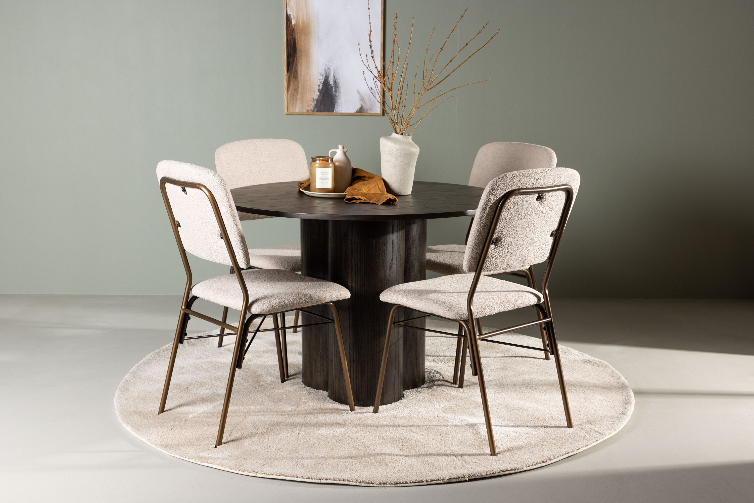 Olivia, Seda ensemble repas rond moka, beige, marron Table : ⌀110 Chaise : 56 x 94 x 48,5 cm en situation dans une pièce décorée
