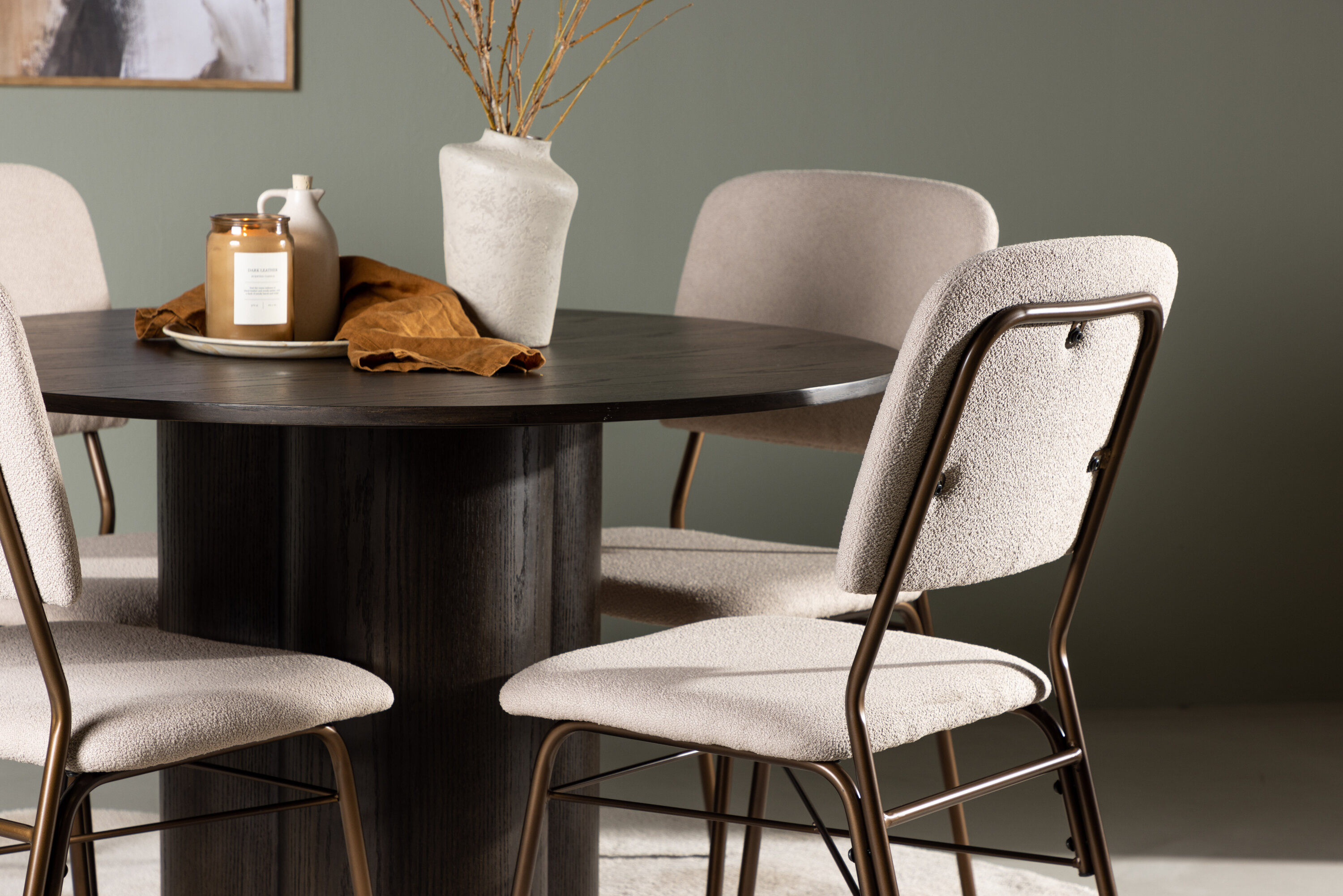 Olivia, Seda ensemble repas rond moka, beige, marron Table : ⌀110 Chaise : 56 x 94 x 48,5 cm en situation dans une pièce décorée