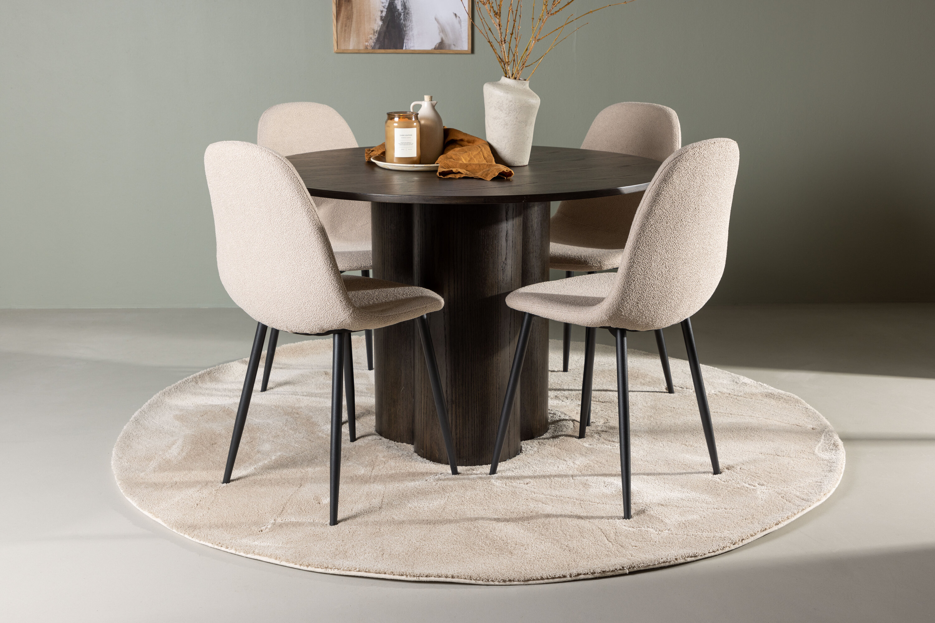 Olivia, Polar ensemble repas rond moka, beige, noir Table : ⌀110 Chaise : 52 x 90 x 45 cm en situation dans une pièce décorée