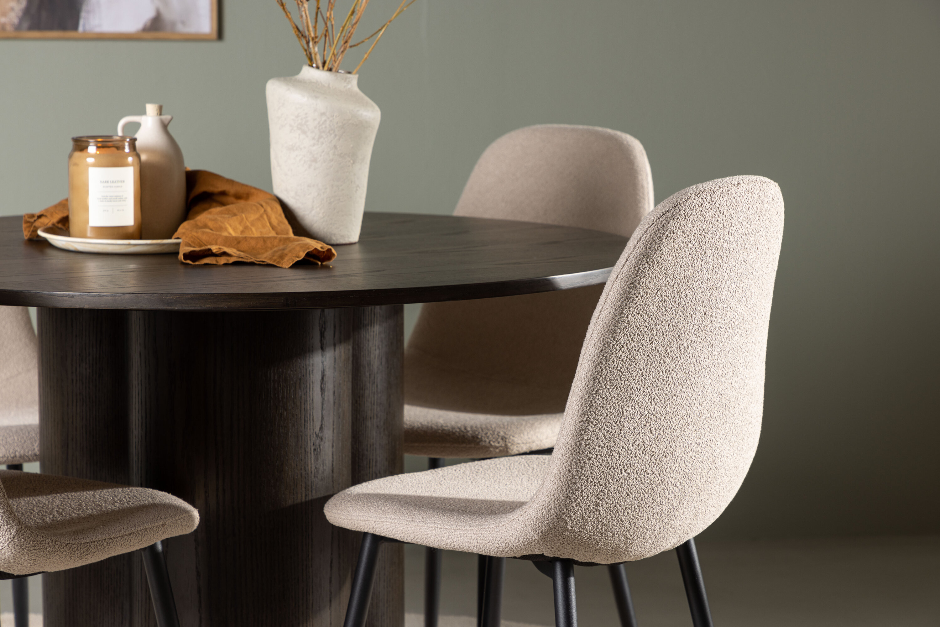 Olivia, Polar ensemble repas rond moka, beige, noir Table : ⌀110 Chaise : 52 x 90 x 45 cm en situation dans une pièce décorée