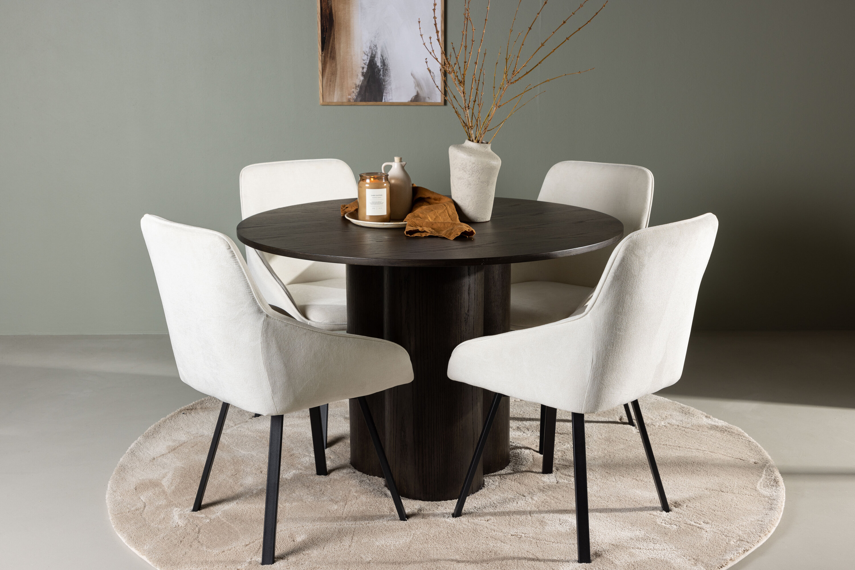Olivia, Rosie ensemble repas rond moka, beige, noir Table : ⌀110 Chaise : 60 x 88 x 55 cm en situation dans une pièce décorée