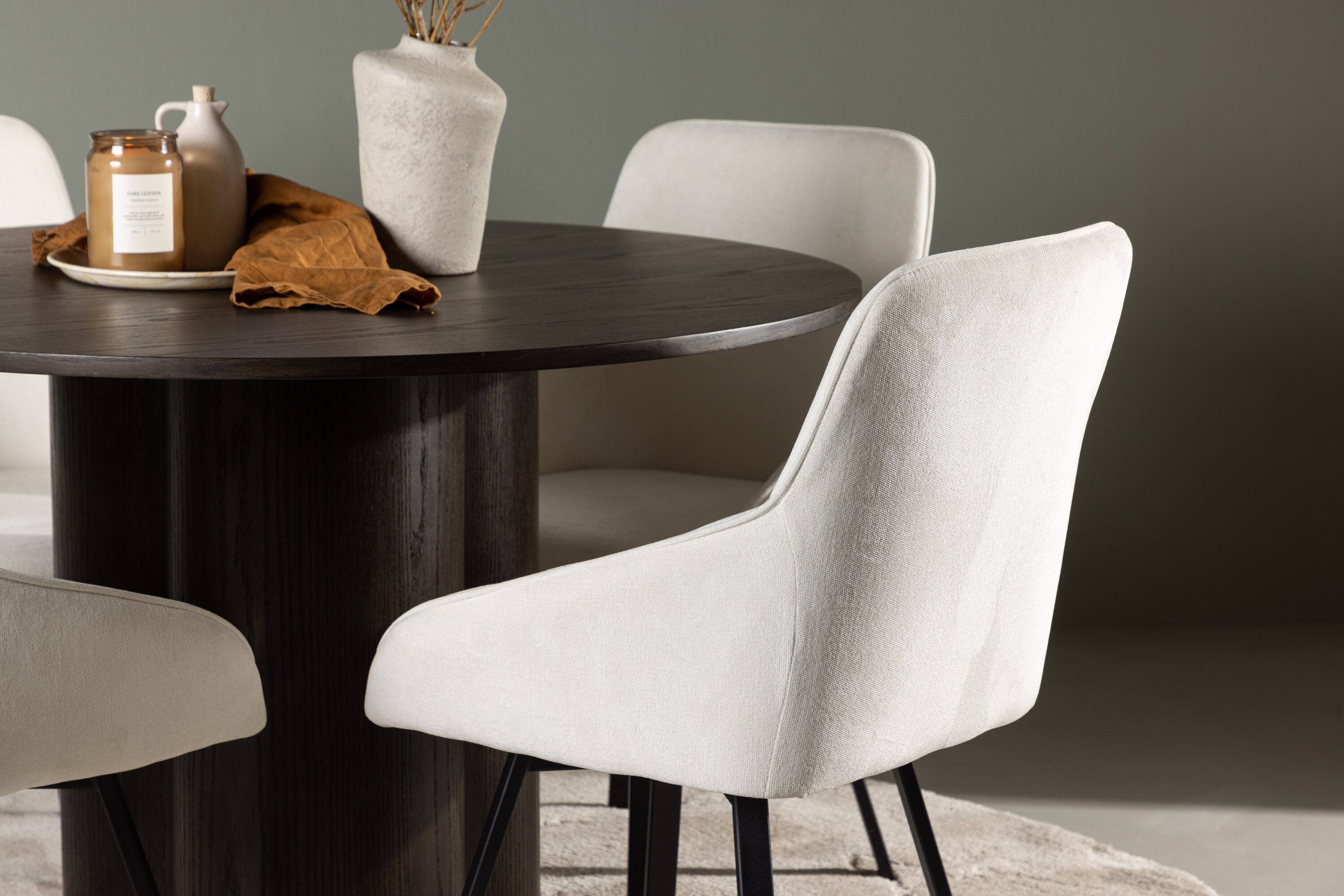 Olivia, Rosie ensemble repas rond moka, beige, noir Table : ⌀110 Chaise : 60 x 88 x 55 cm en situation dans une pièce décorée