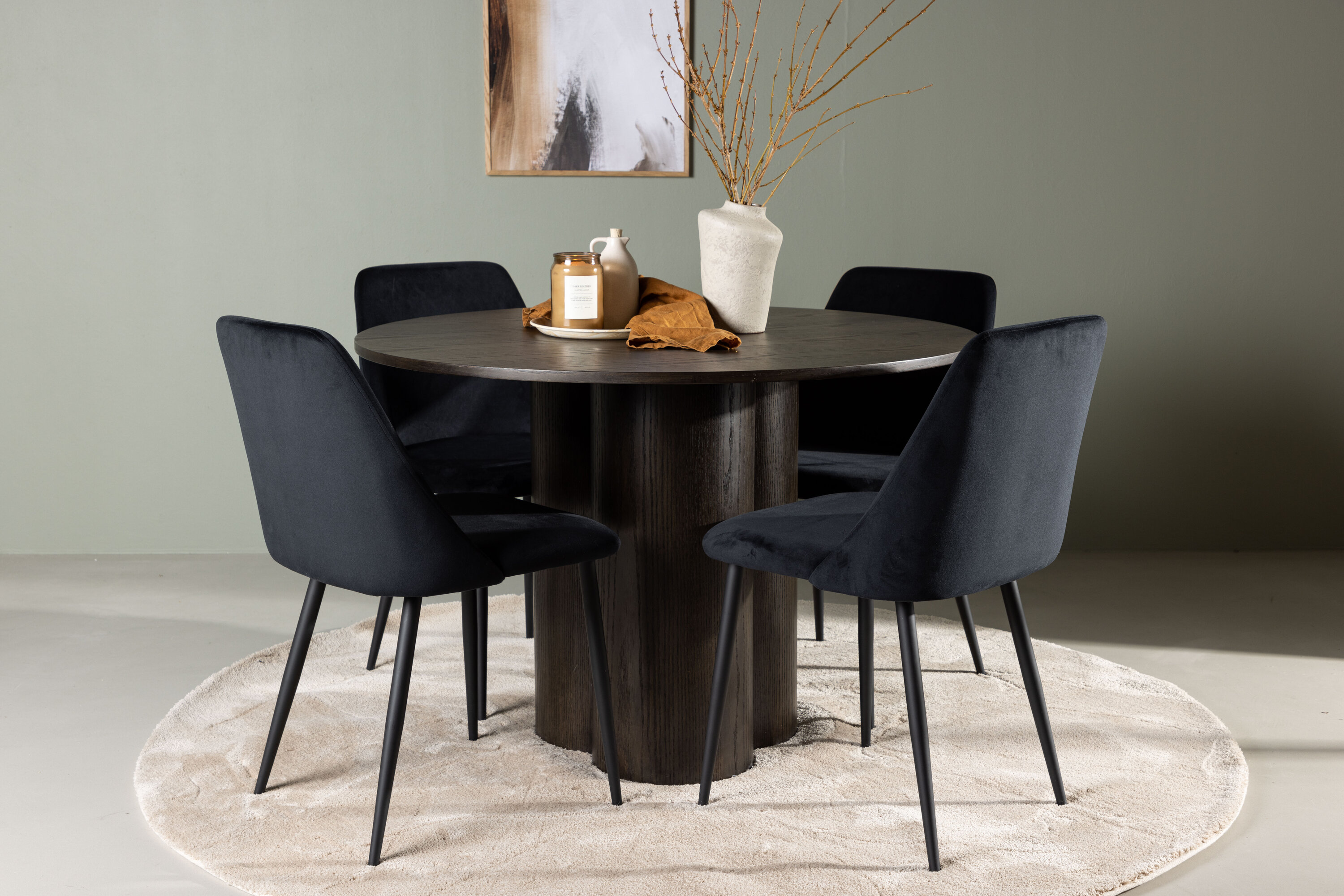 Olivia, Night ensemble repas rond moka, noir Table : ⌀110 Chaise : 56 x 87 x 49 cm en situation dans une pièce décorée