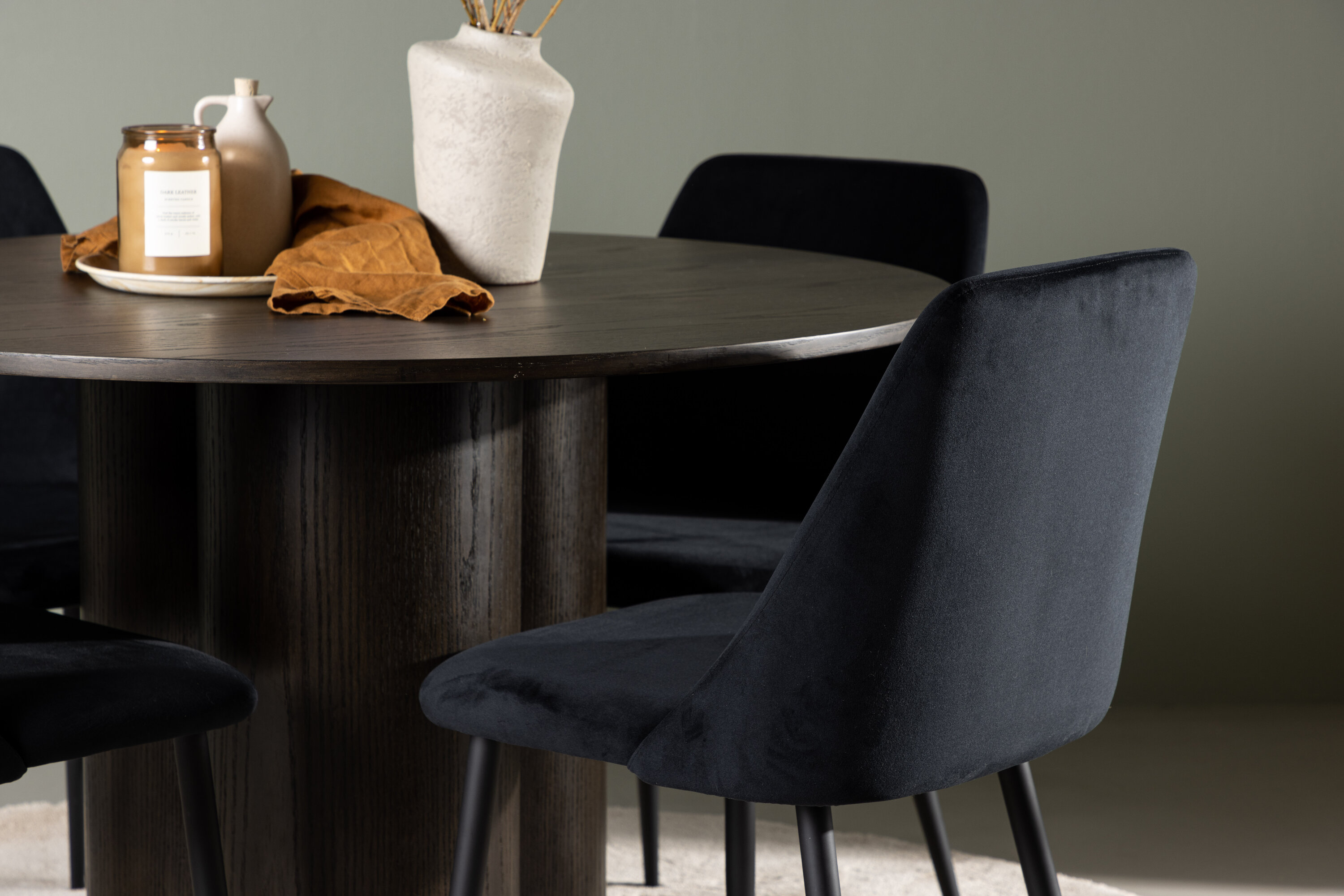 Olivia, Night ensemble repas rond moka, noir Table : ⌀110 Chaise : 56 x 87 x 49 cm en situation dans une pièce décorée