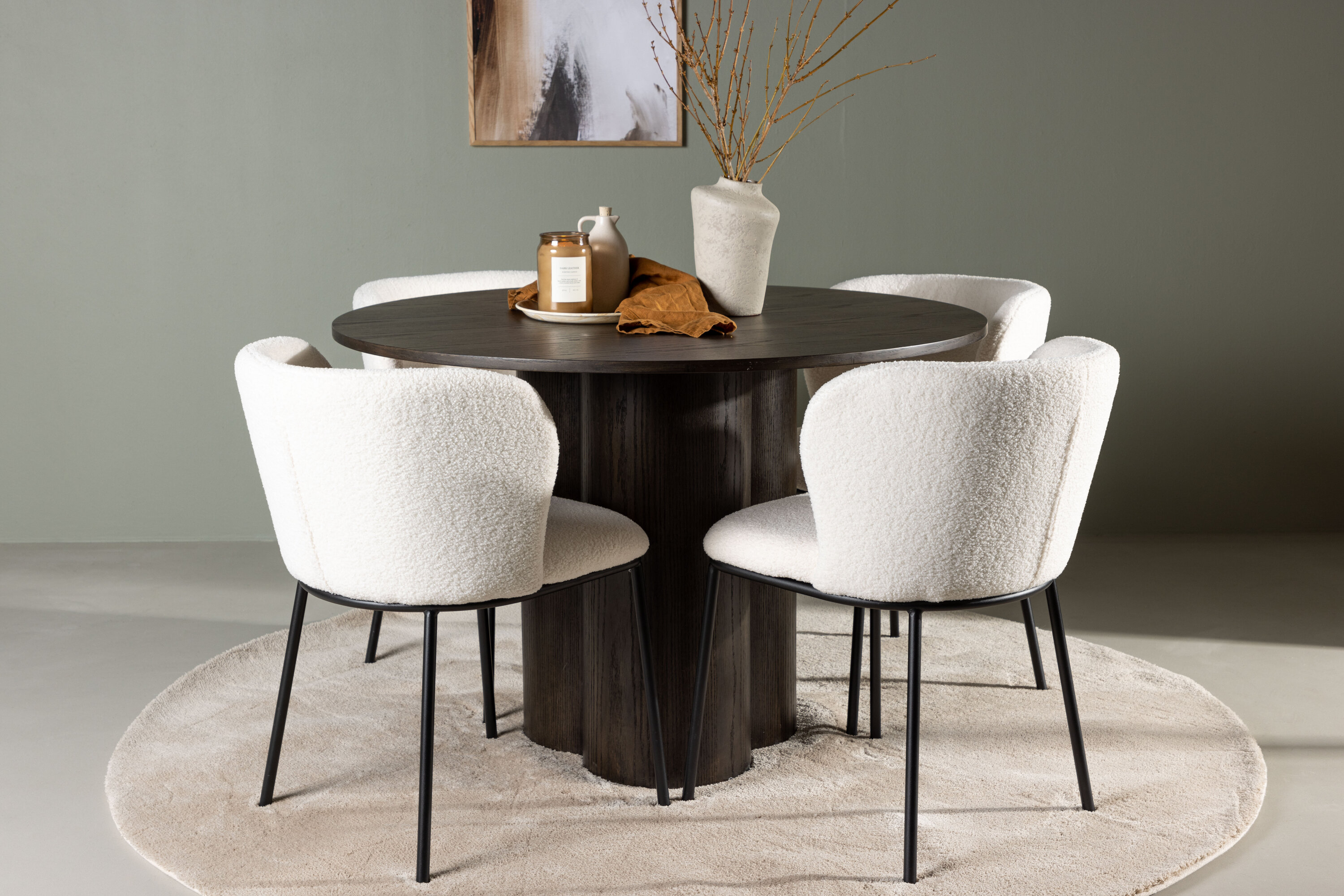 Olivia, Edina ensemble repas rond moka, noir, blanc Table : ⌀110 Chaise : 56 x 76 x 55 cm en situation dans une pièce décorée