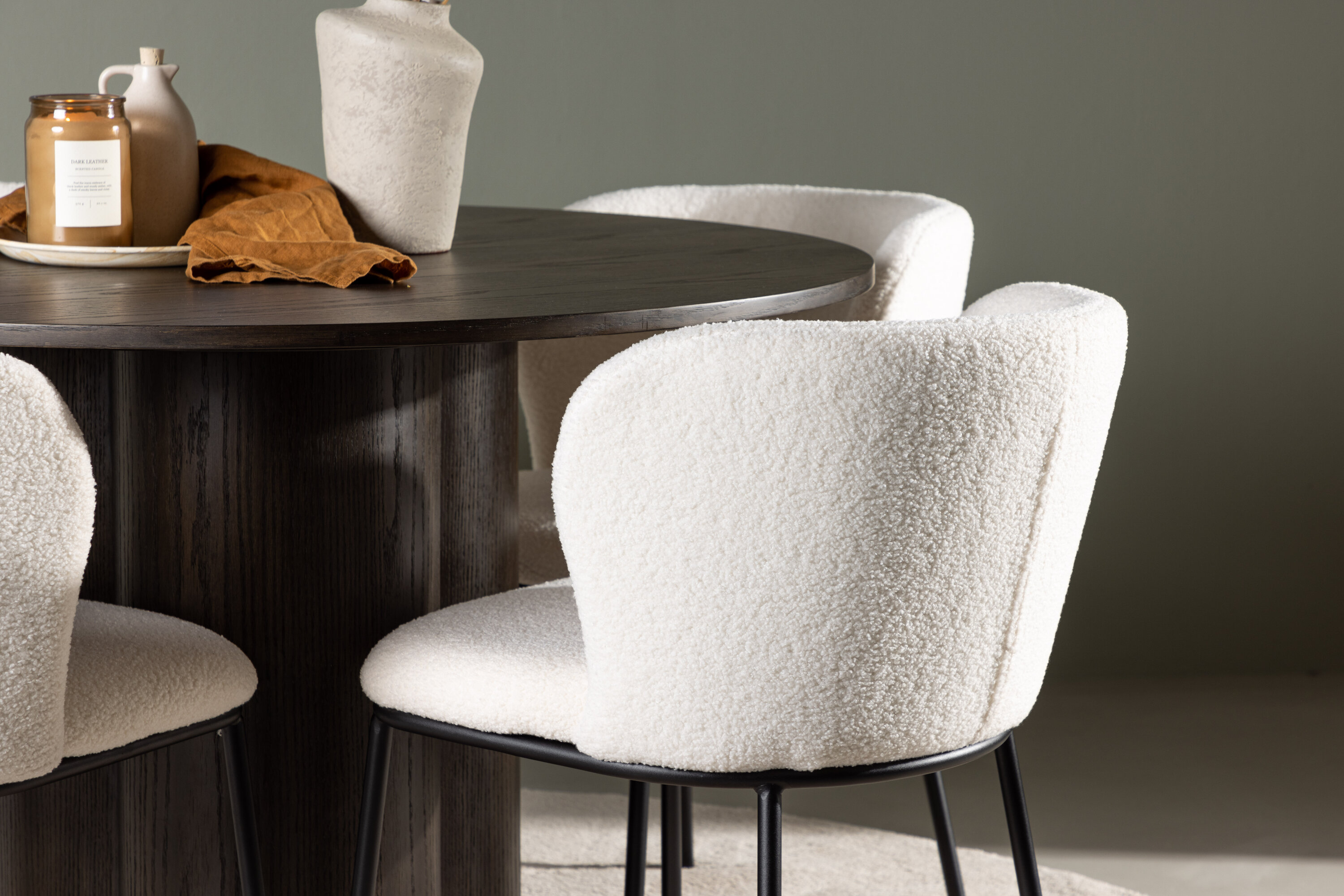 Olivia, Edina ensemble repas rond moka, noir, blanc Table : ⌀110 Chaise : 56 x 76 x 55 cm en situation dans une pièce décorée