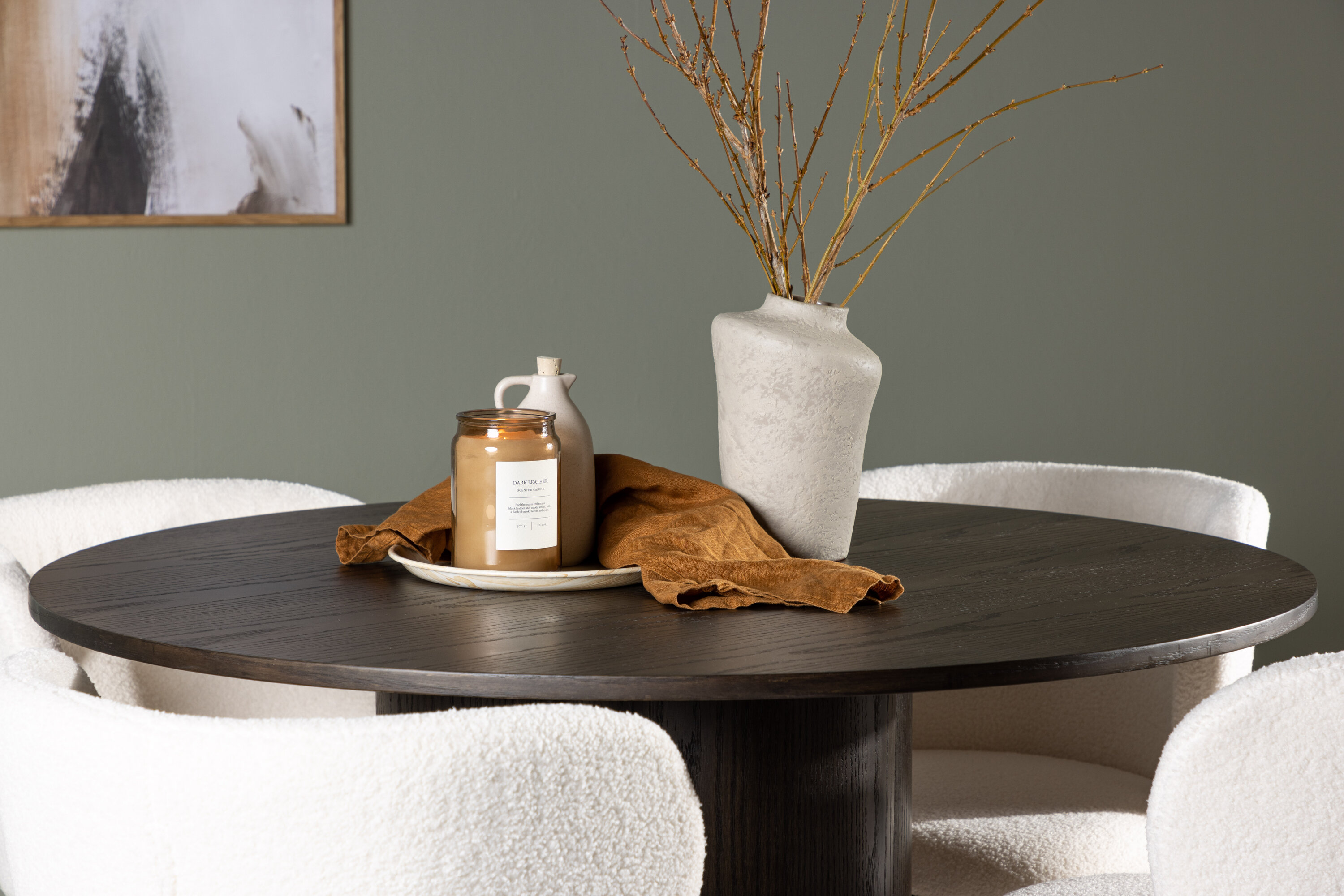 Olivia, Edina ensemble repas rond moka, noir, blanc Table : ⌀110 Chaise : 56 x 76 x 55 cm en situation dans une pièce décorée