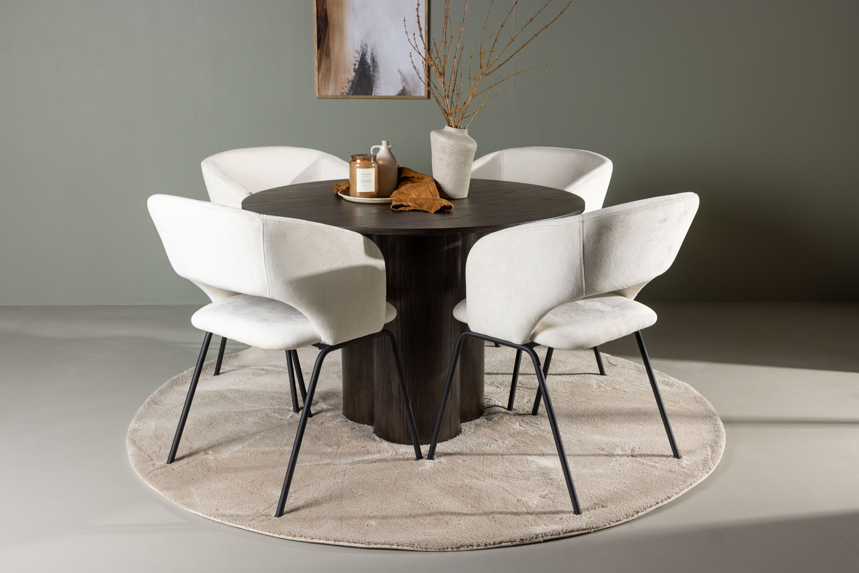 Olivia, Day ensemble repas rond moka, noir, blanc cassé Table : ⌀110 Chaise : 66 x 86 x 66 cm en situation dans une pièce décorée