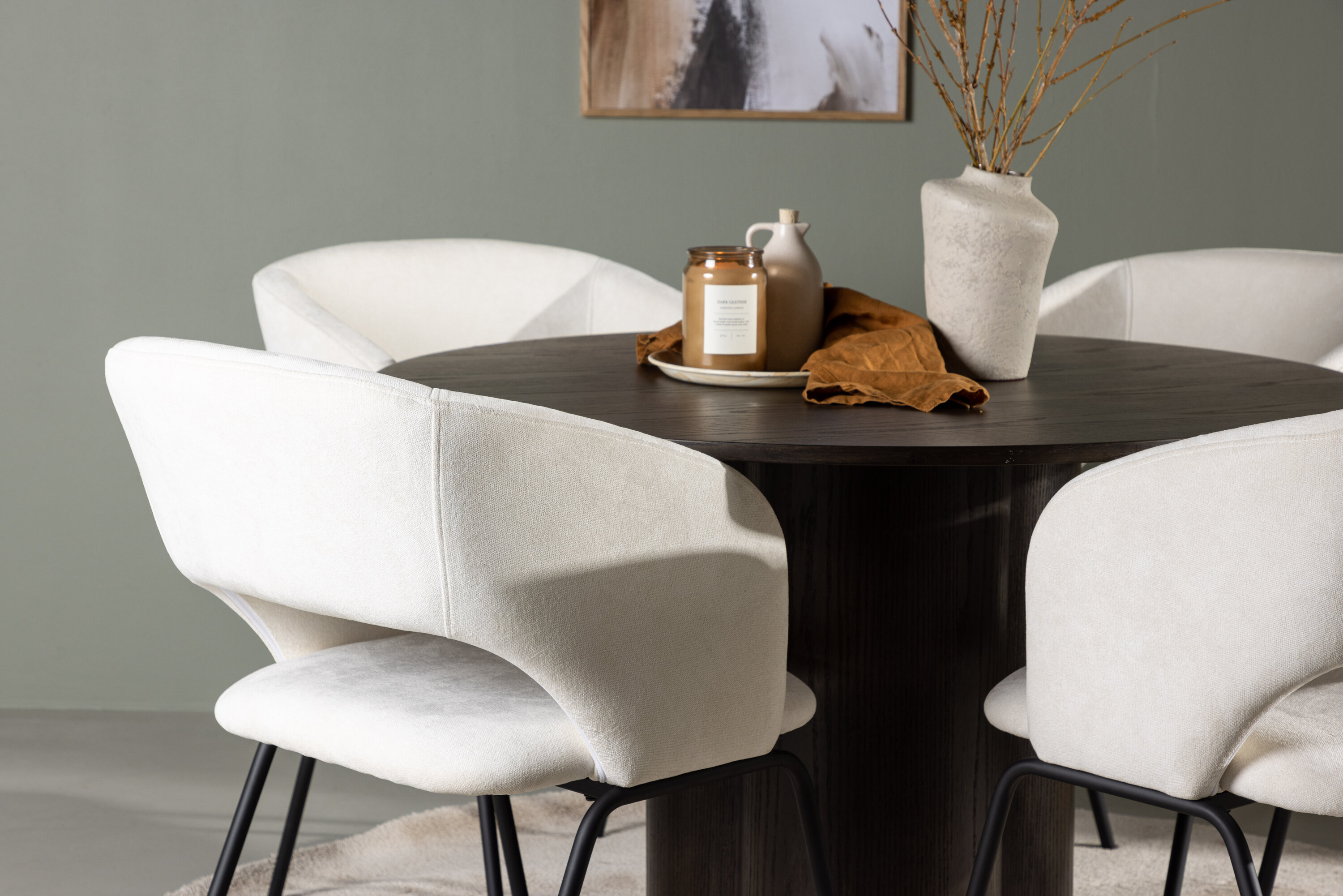 Olivia, Day ensemble repas rond moka, noir, blanc cassé Table : ⌀110 Chaise : 66 x 86 x 66 cm en situation dans une pièce décorée