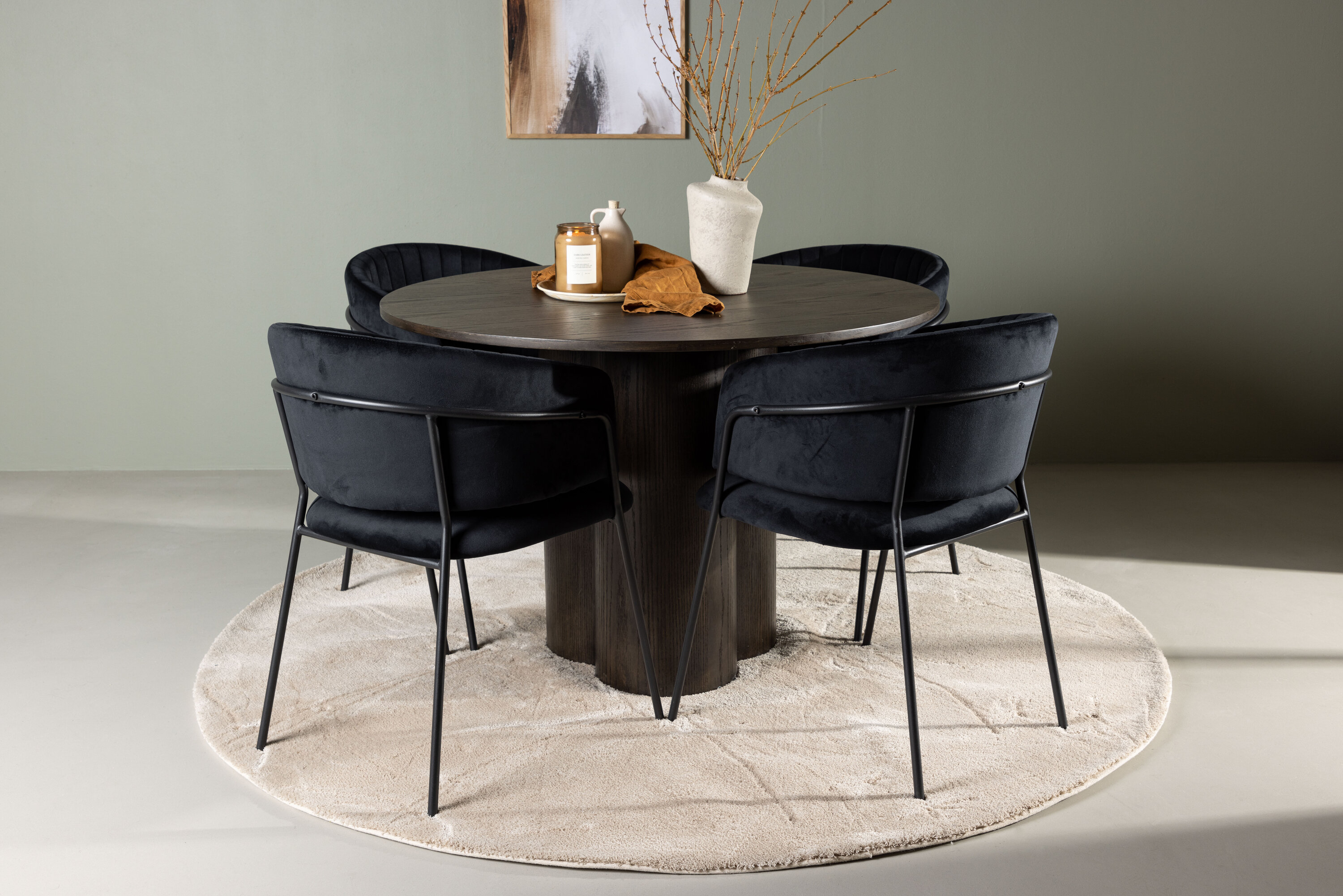 Olivia, Selma ensemble repas rond moka, noir Table : ⌀110 Chaise : 58 x 82 x 54 cm en situation dans une pièce décorée