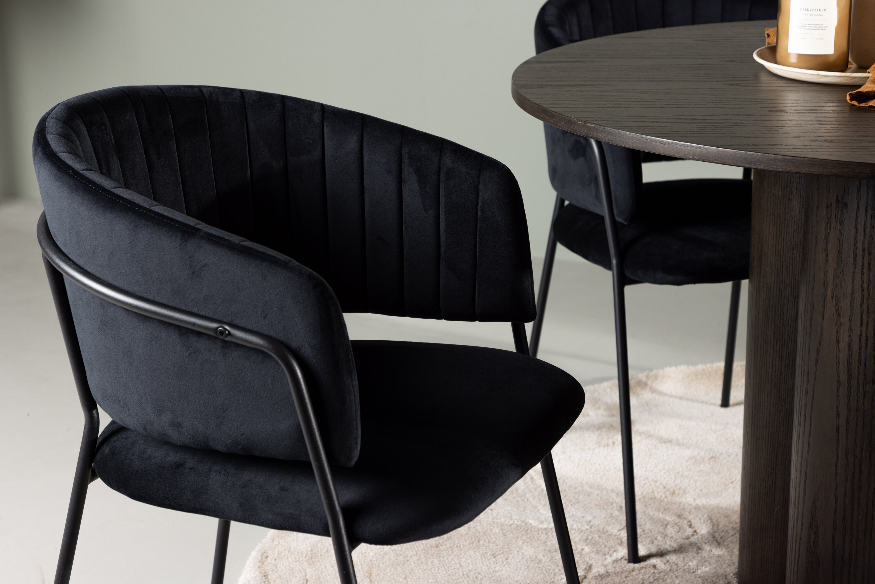 Olivia, Selma ensemble repas rond moka, noir Table : ⌀110 Chaise : 58 x 82 x 54 cm en situation dans une pièce décorée