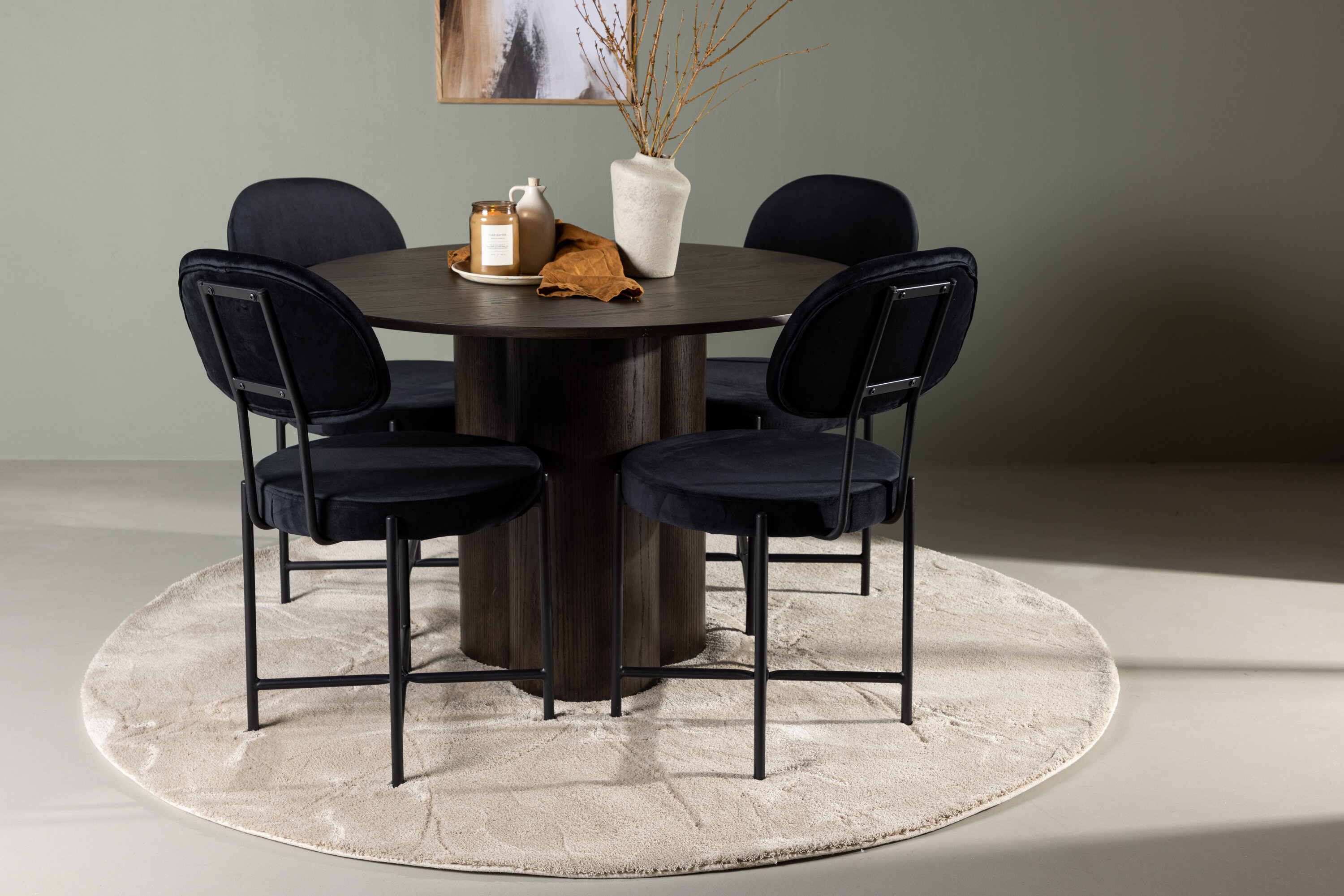 Olivia, Stella ensemble repas rond moka, noir Table : ⌀110 Chaise : 60 x 89 x 50 cm en situation dans une pièce décorée