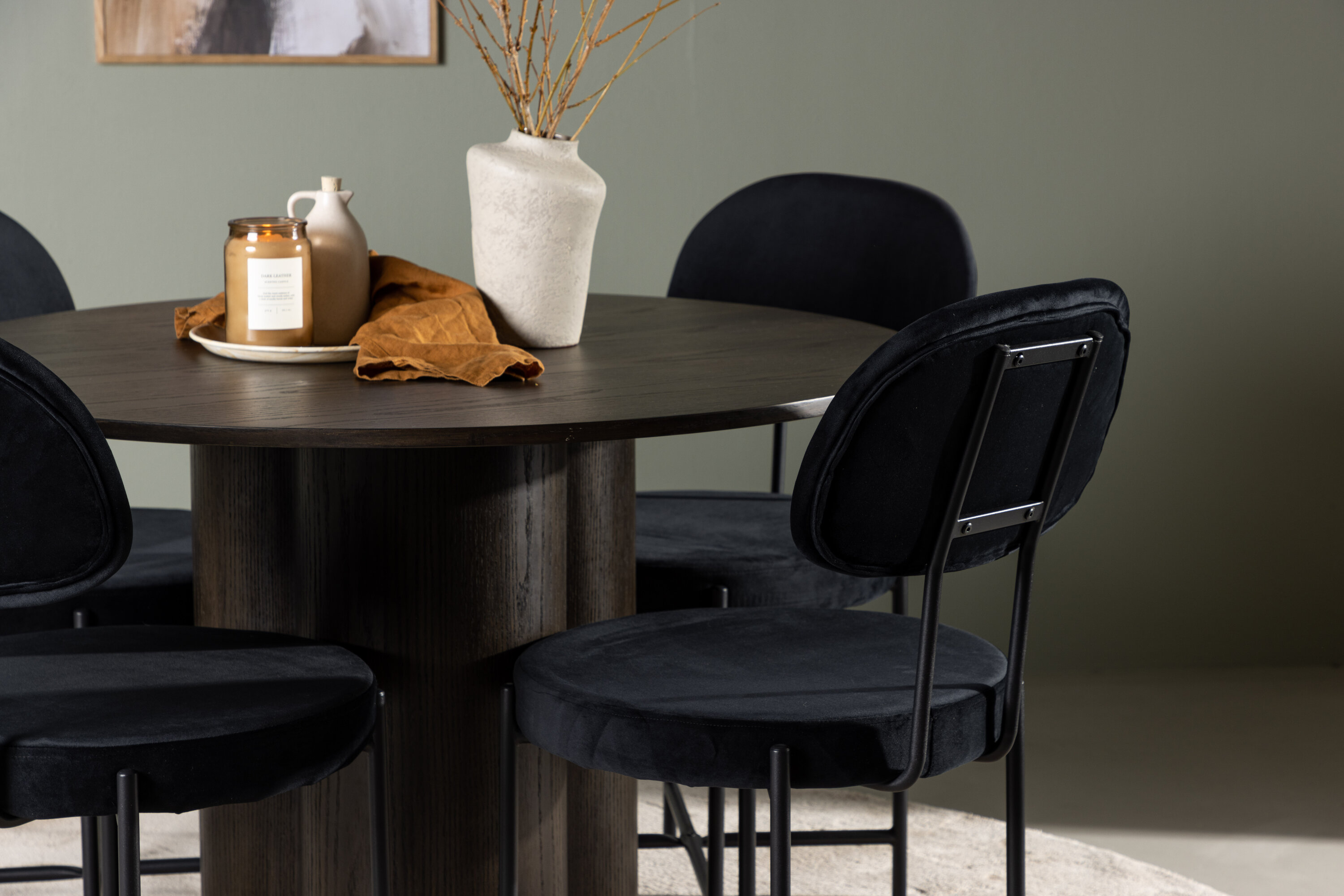 Olivia, Stella ensemble repas rond moka, noir Table : ⌀110 Chaise : 60 x 89 x 50 cm en situation dans une pièce décorée