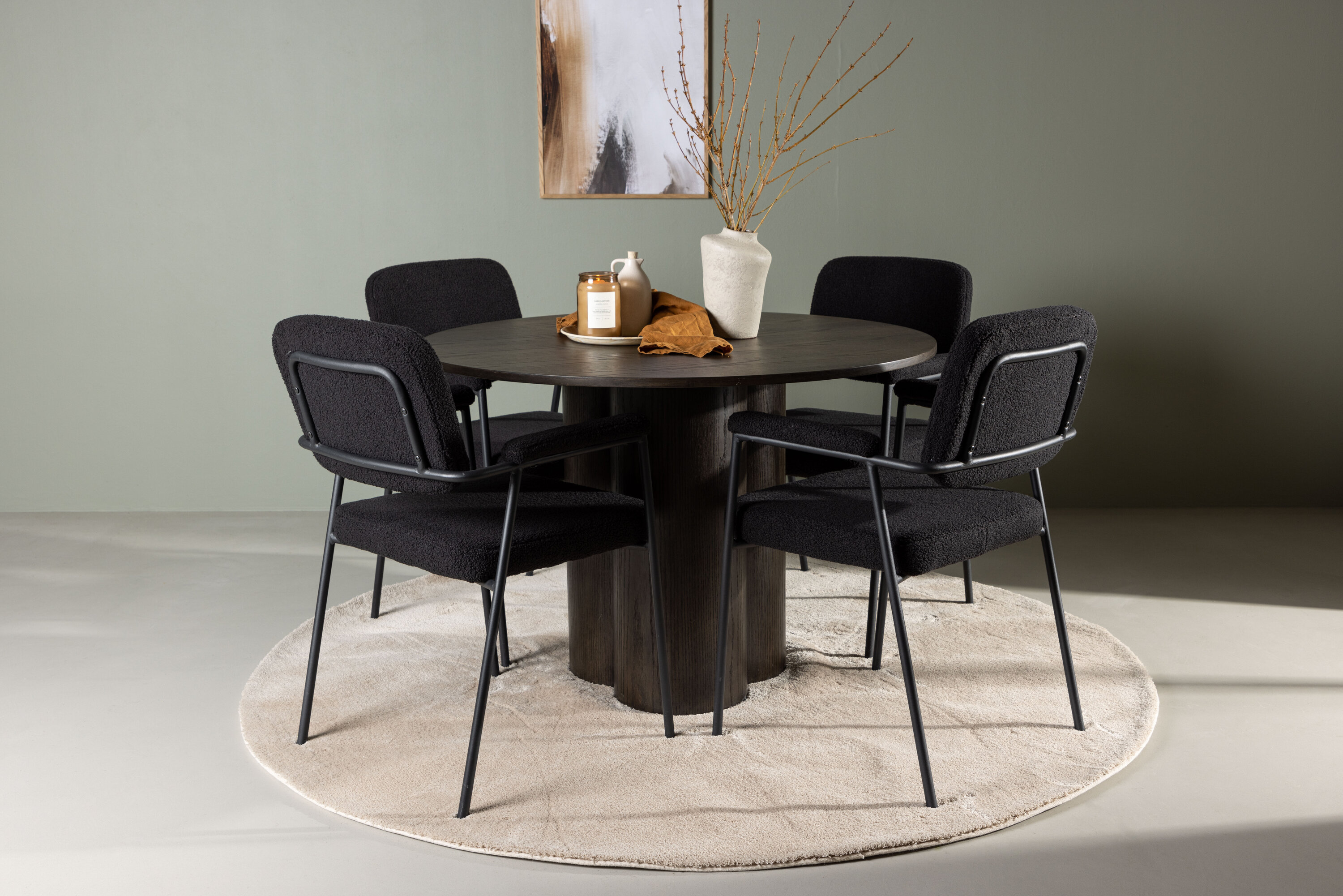 Olivia, Yesterday ensemble repas rond moka, noir Table : ⌀110 Chaise : 60,5 x 90 x 58 cm en situation dans une pièce décorée