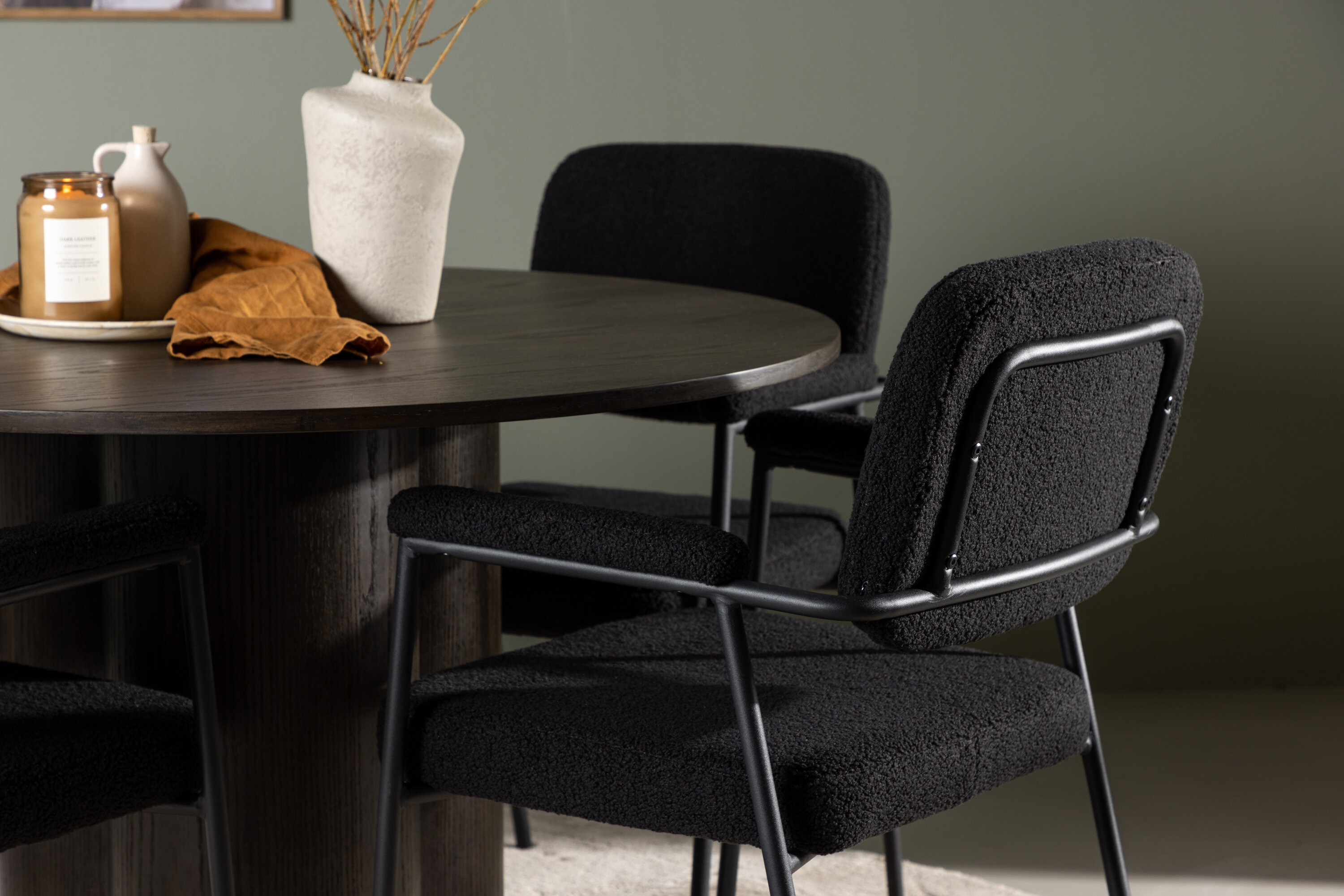 Olivia, Yesterday ensemble repas rond moka, noir Table : ⌀110 Chaise : 60,5 x 90 x 58 cm en situation dans une pièce décorée